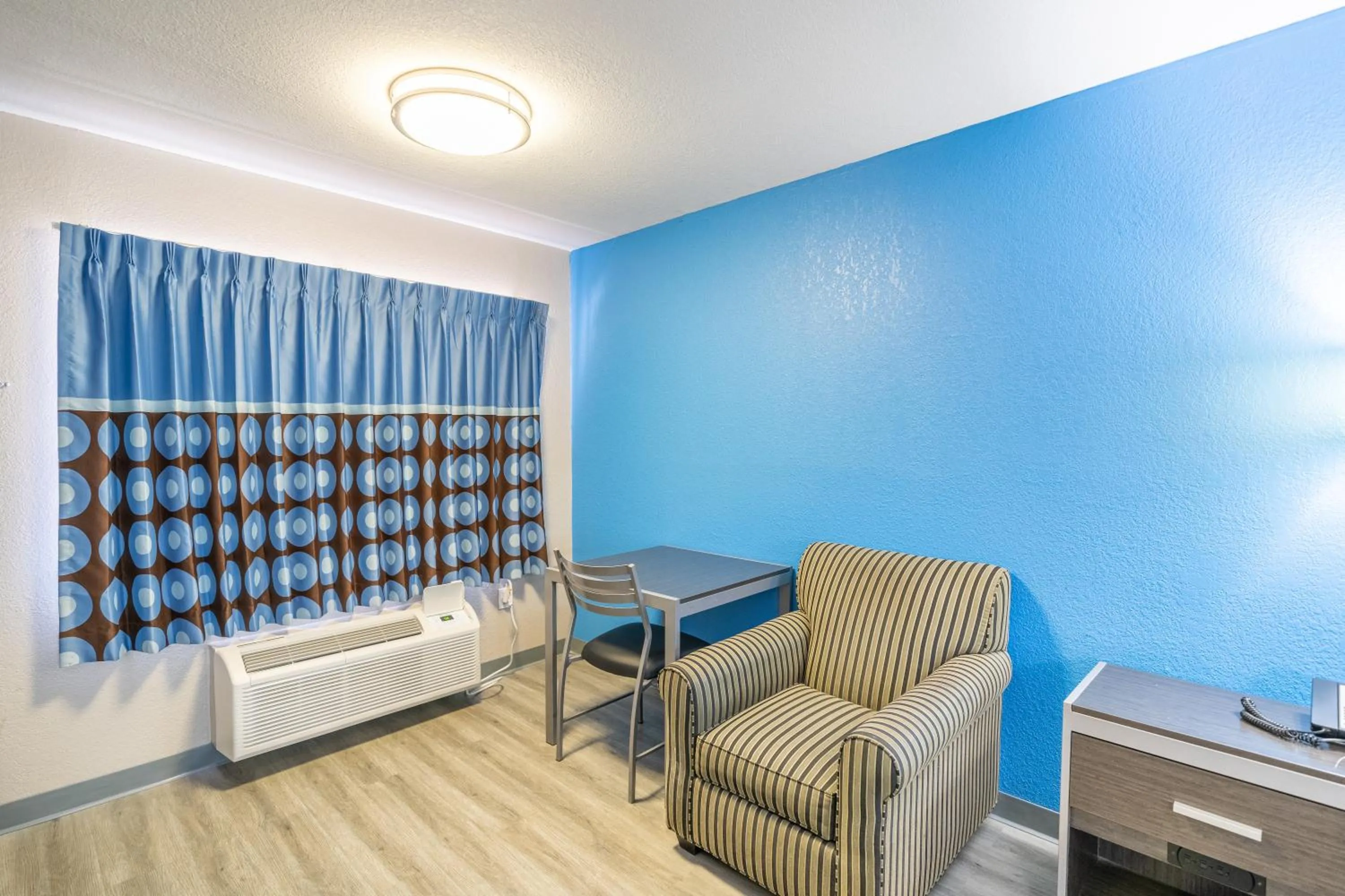 Seating area in Super 8 by Wyndham San Antonio/Riverwalk Area