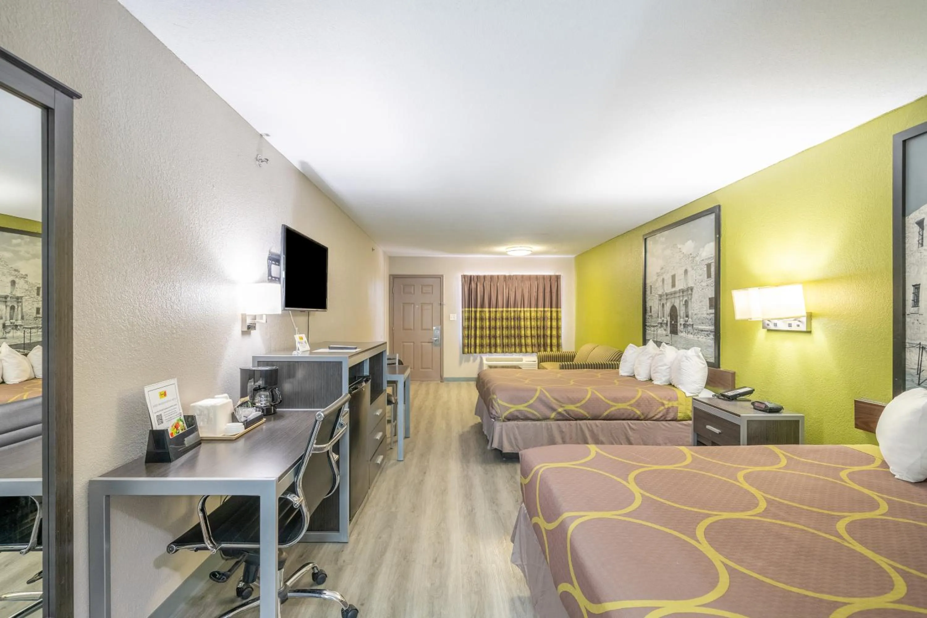 Bed in Super 8 by Wyndham San Antonio/Riverwalk Area