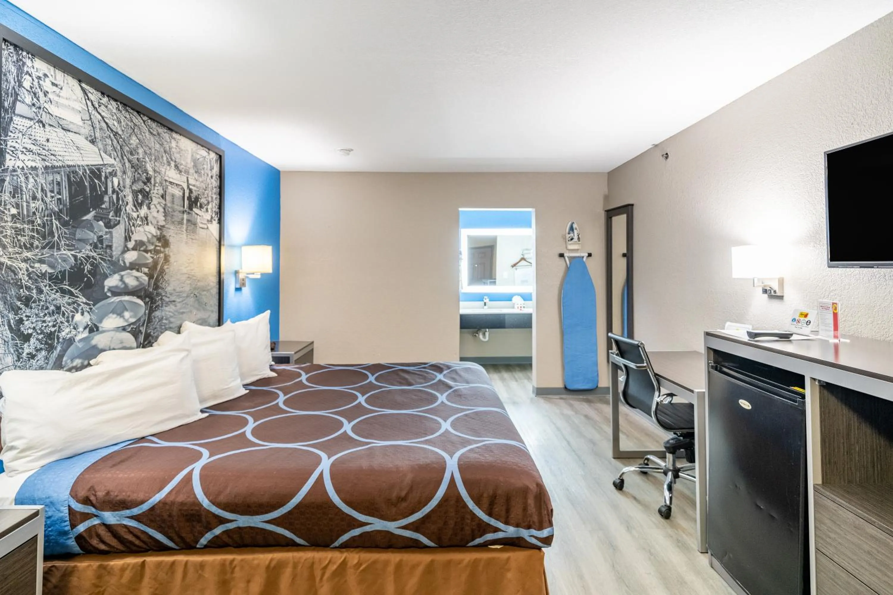 Bed in Super 8 by Wyndham San Antonio/Riverwalk Area