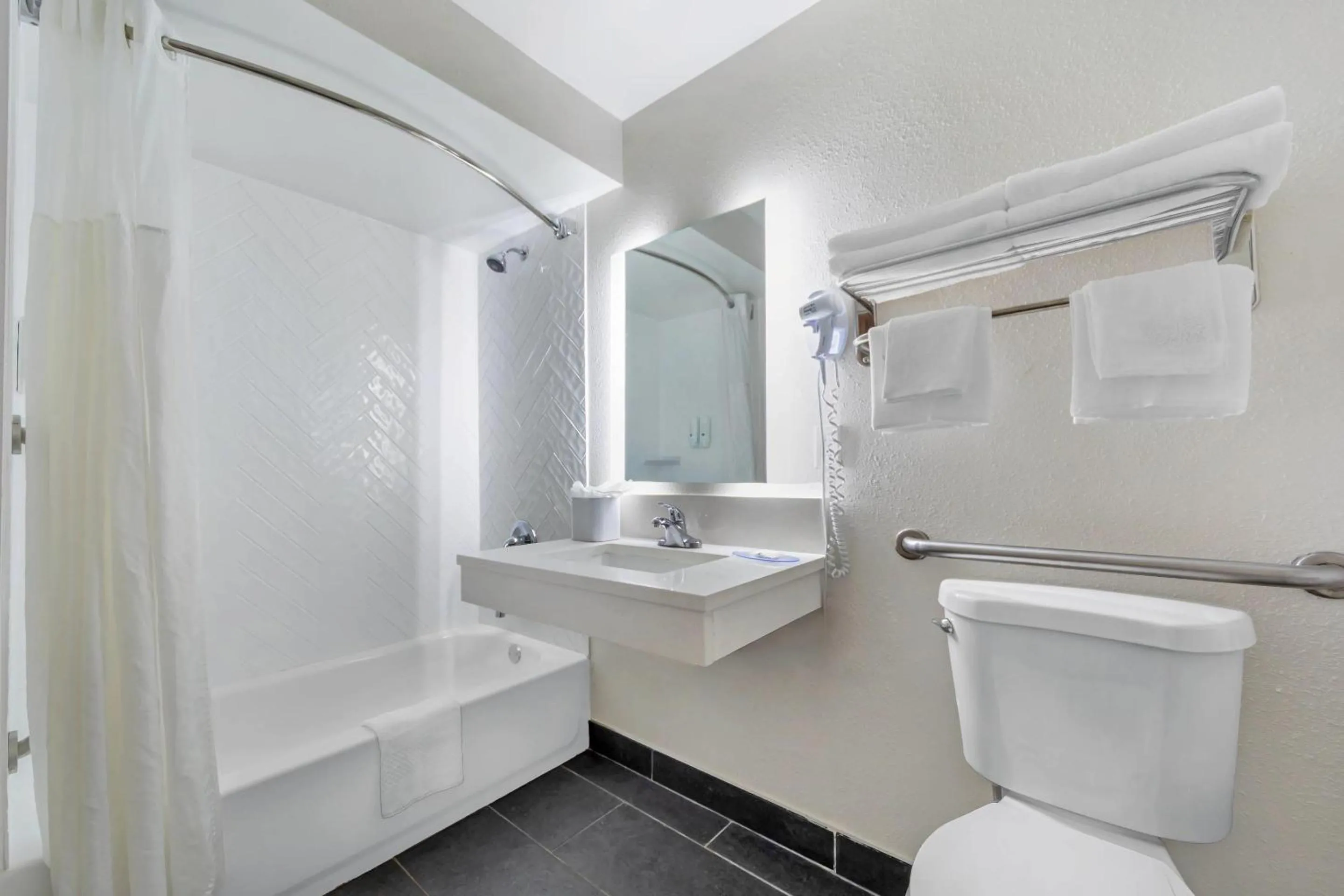 Bedroom in Quality Inn & Suites NJ State Capital Area