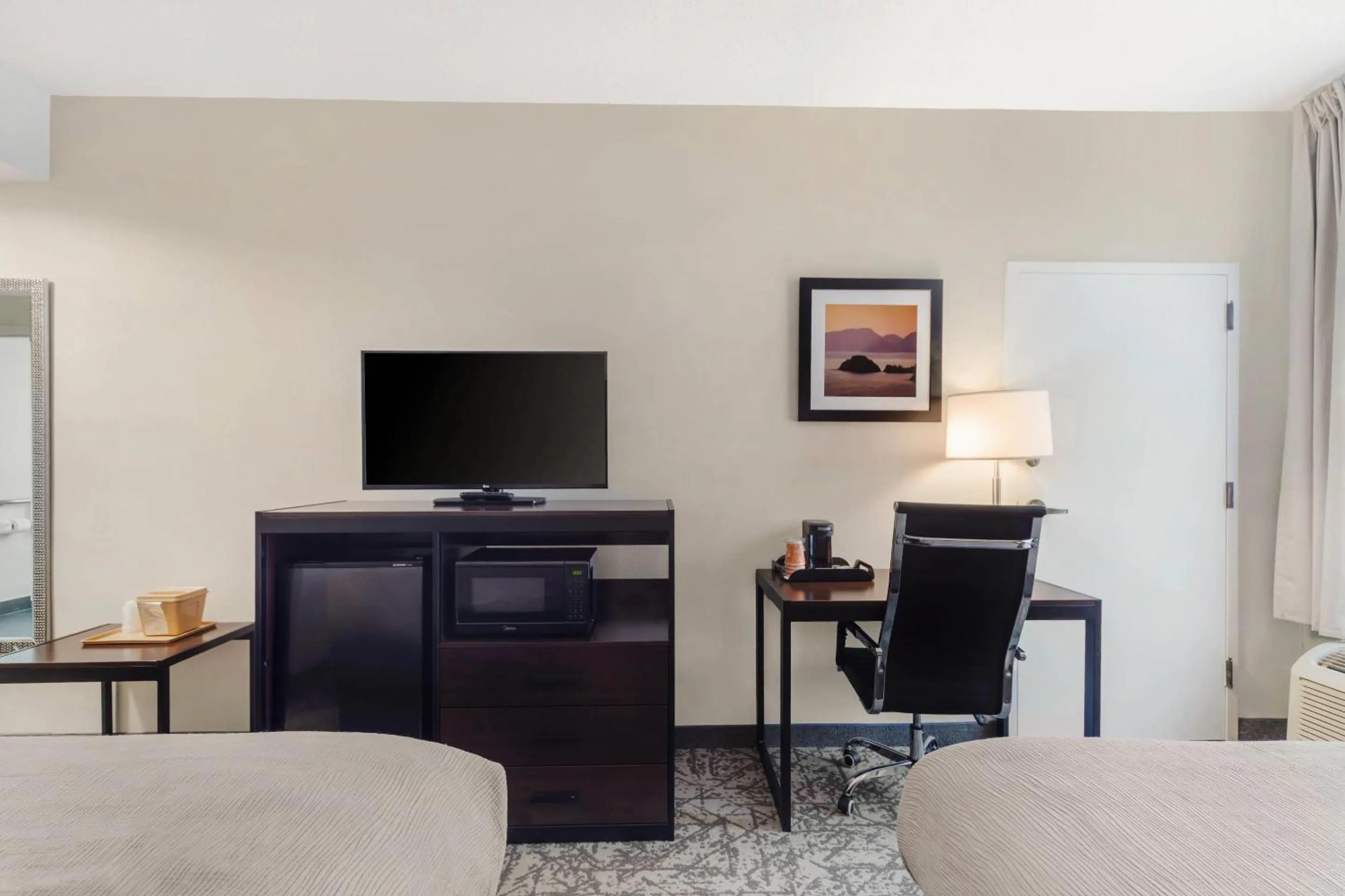 Bedroom, Bed in Quality Inn & Suites NJ State Capital Area