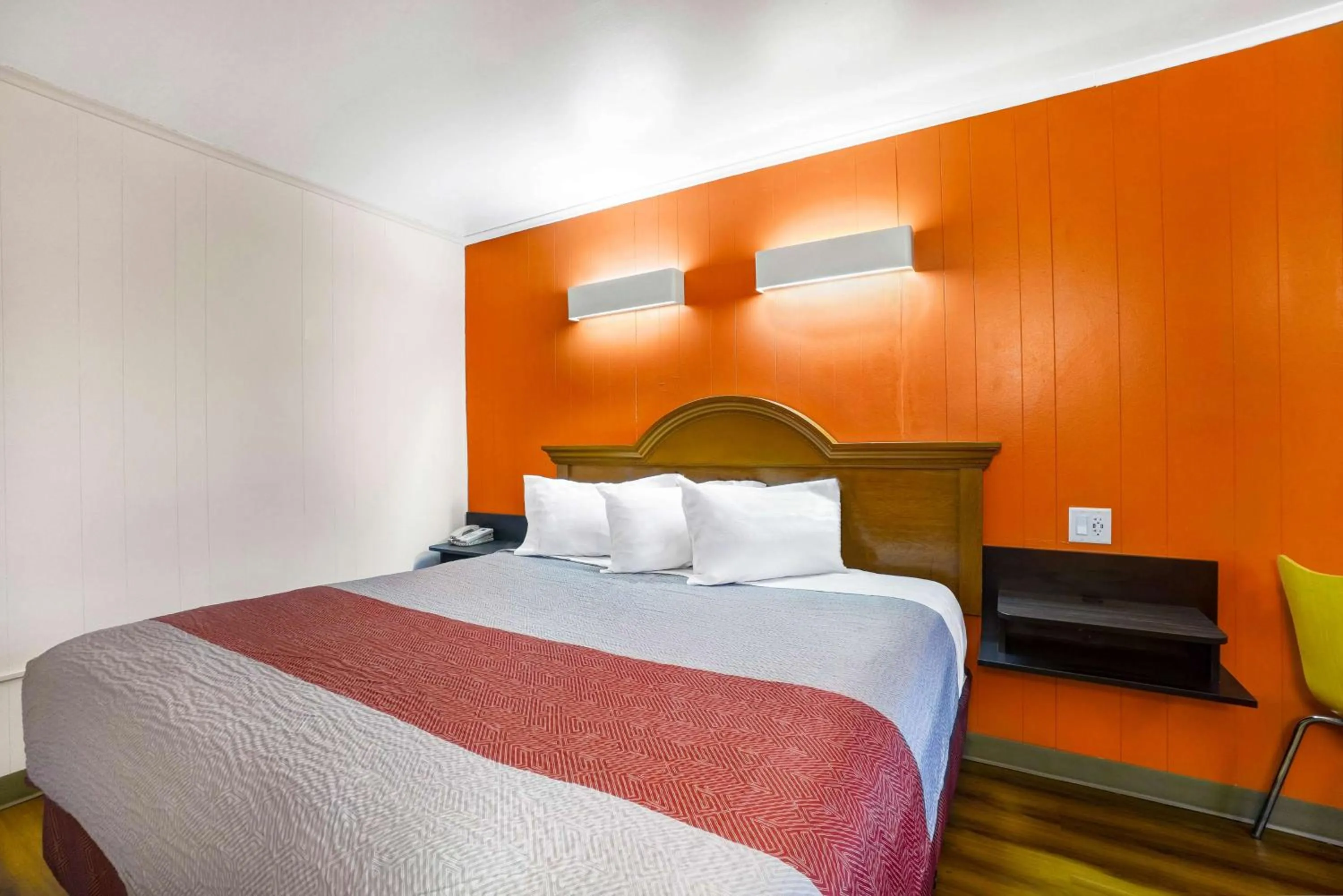 Photo of the whole room, Bed in Motel 6-Ilion, NY