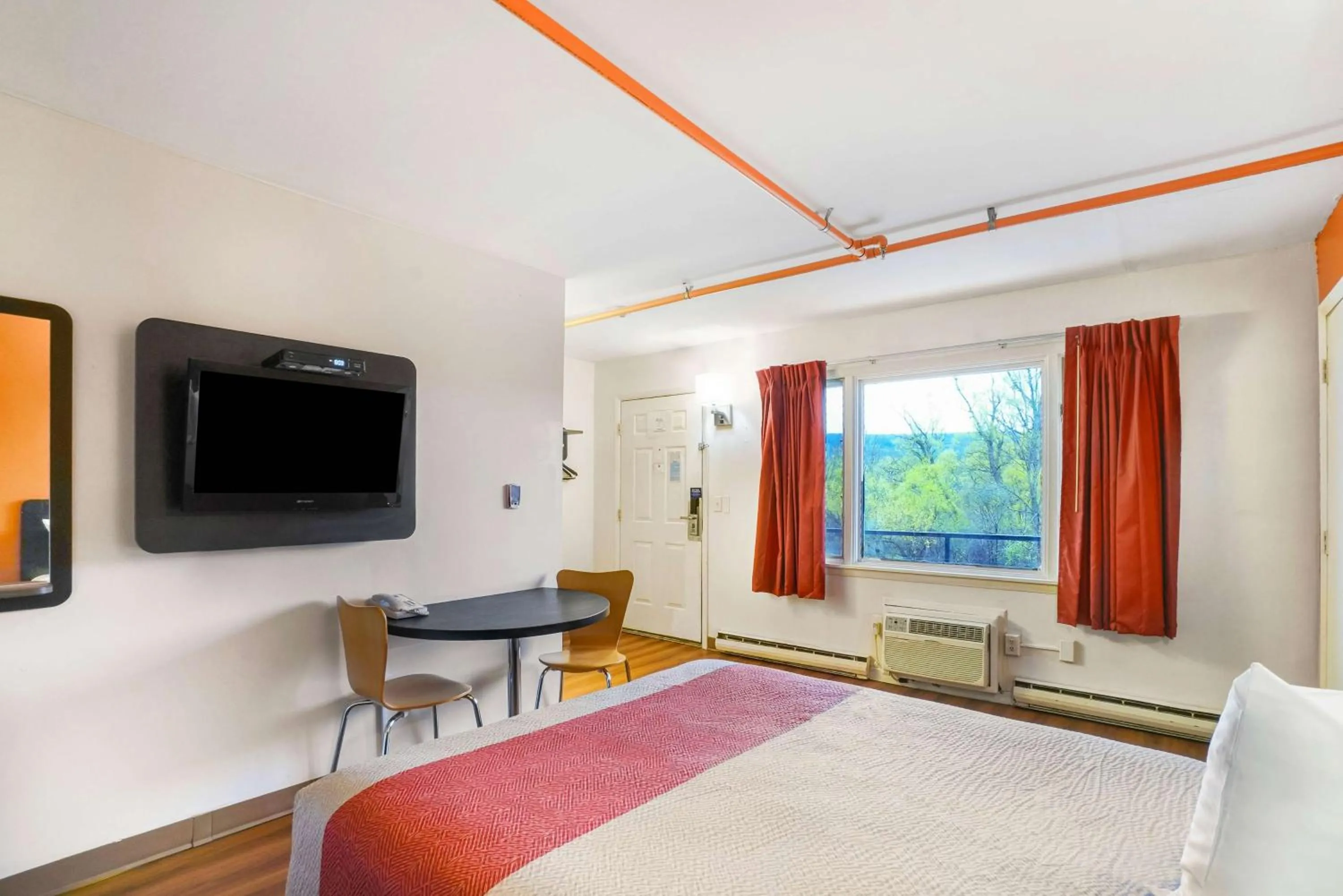 Photo of the whole room, Bed in Motel 6-Ilion, NY