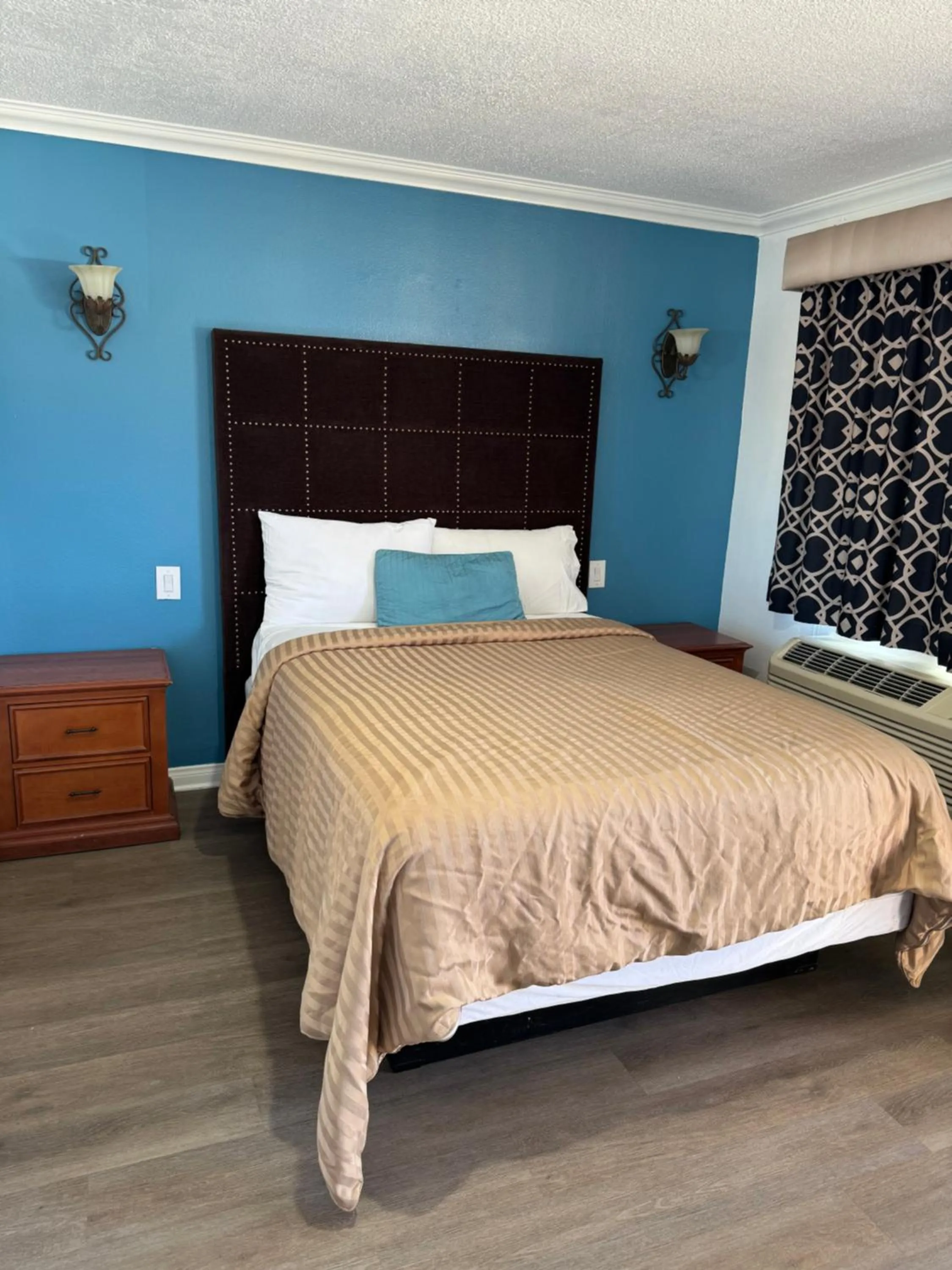 Bed in El Dorado Motel