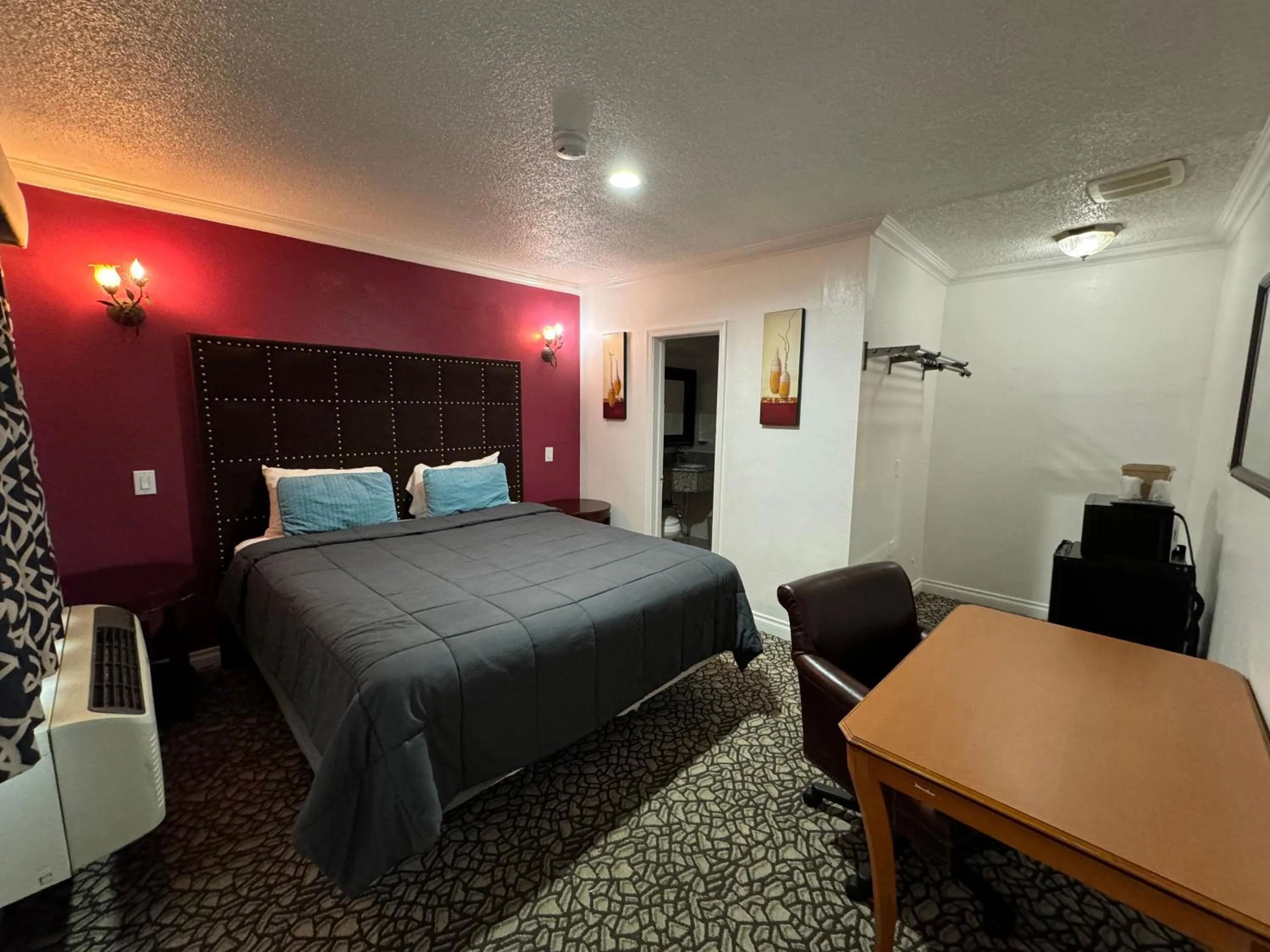 Bed in El Dorado Motel