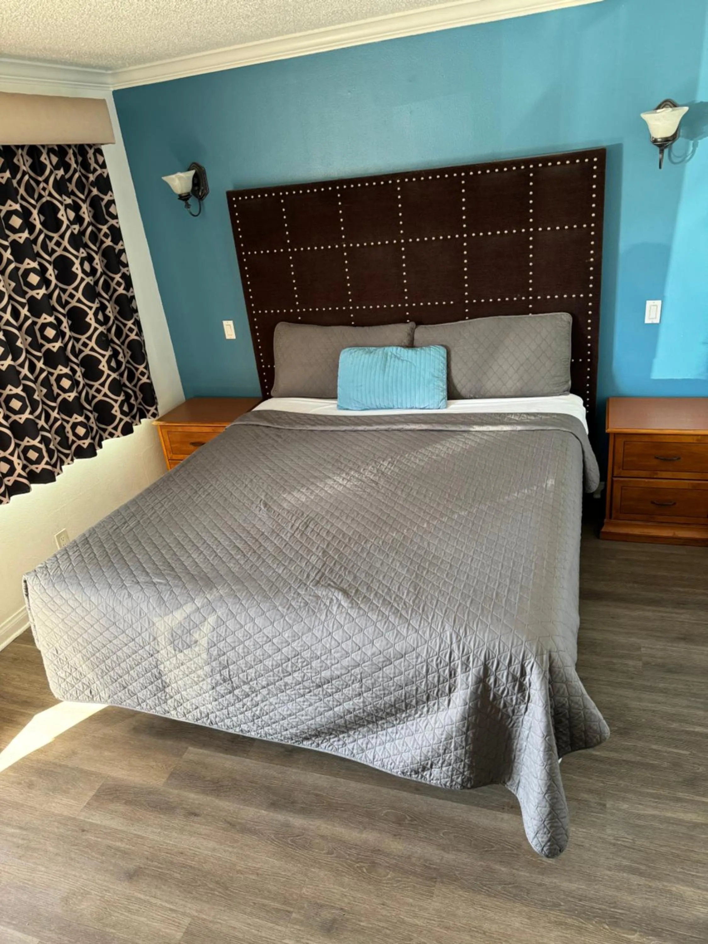 Bed in El Dorado Motel