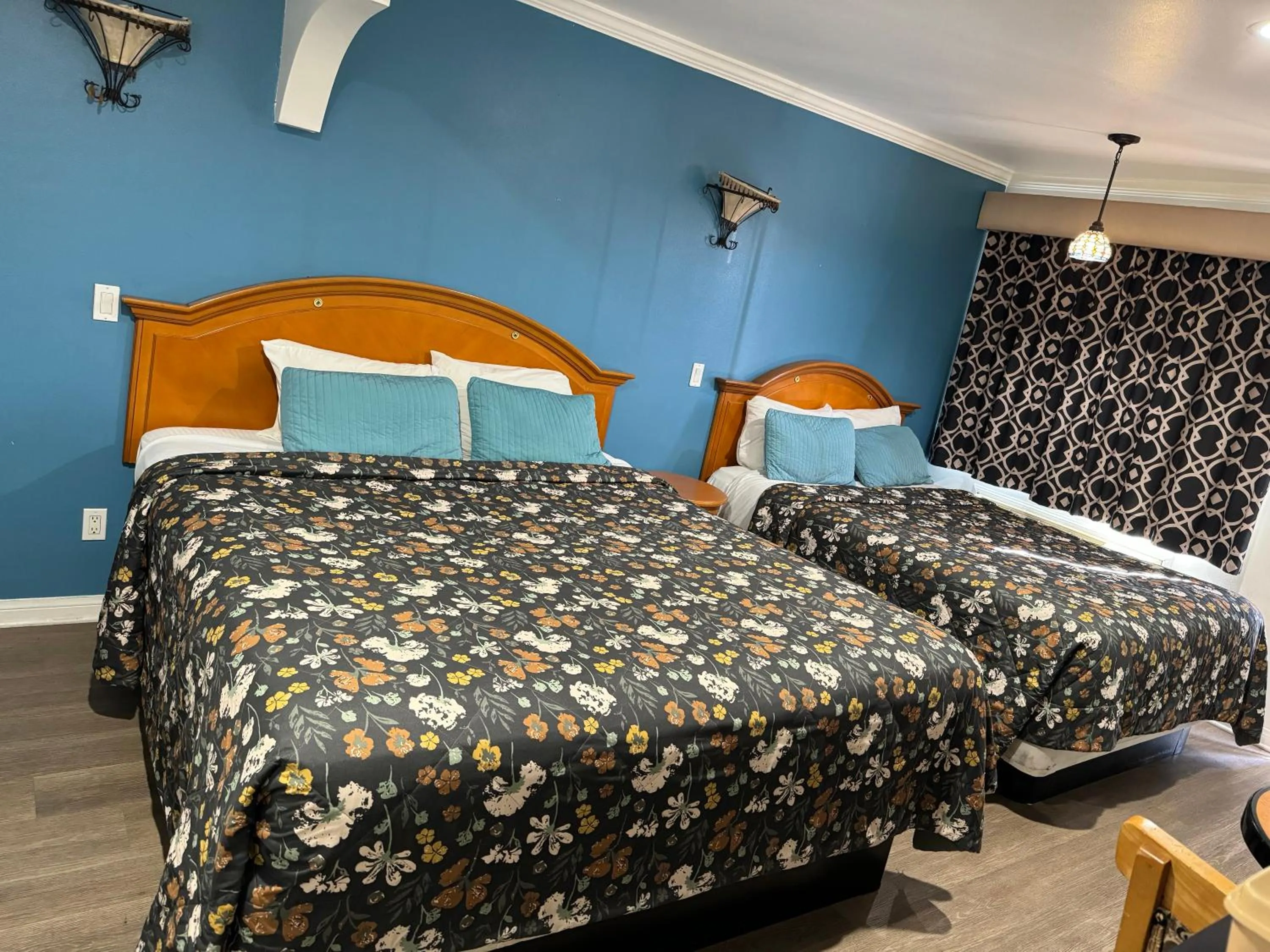 Bed in El Dorado Motel