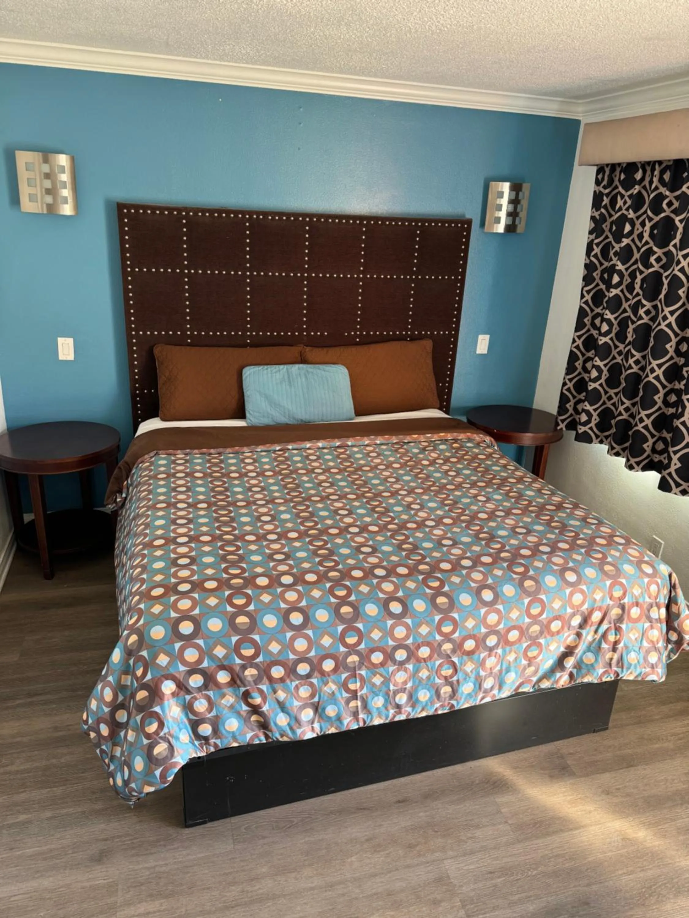 Bed in El Dorado Motel