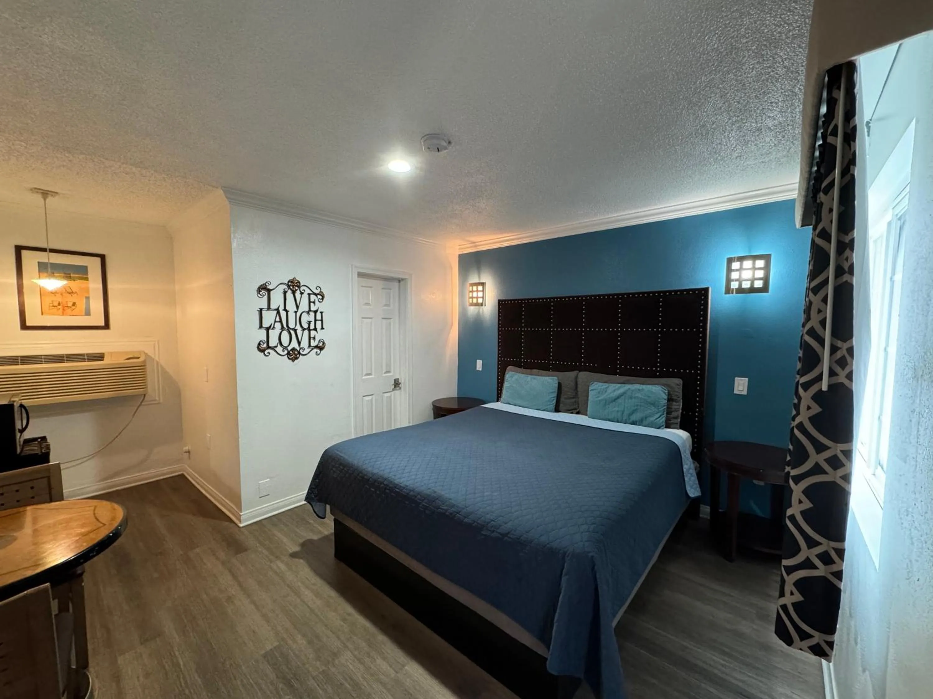 Bed in El Dorado Motel