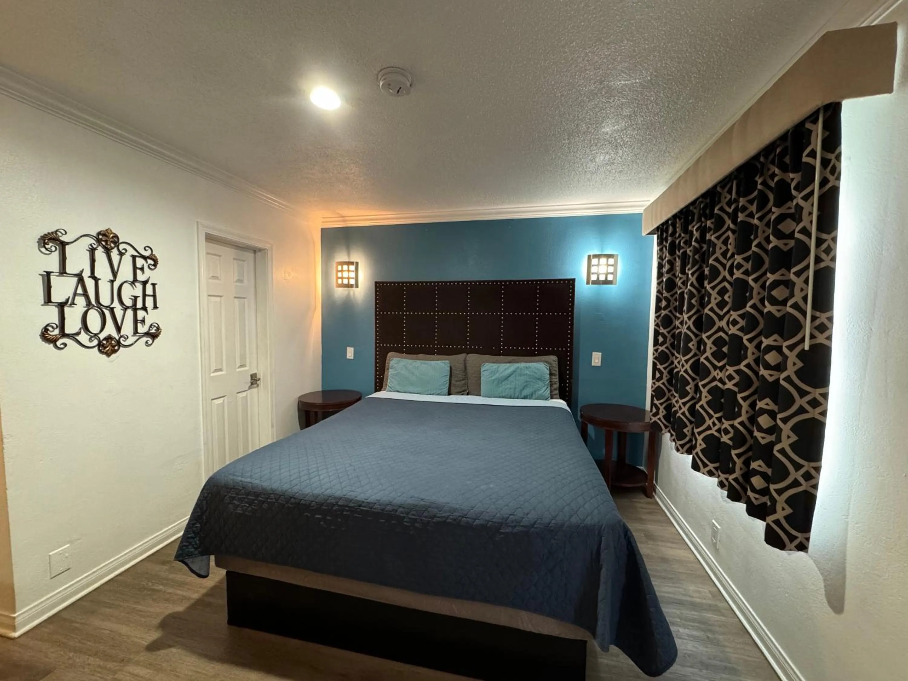 Bed in El Dorado Motel