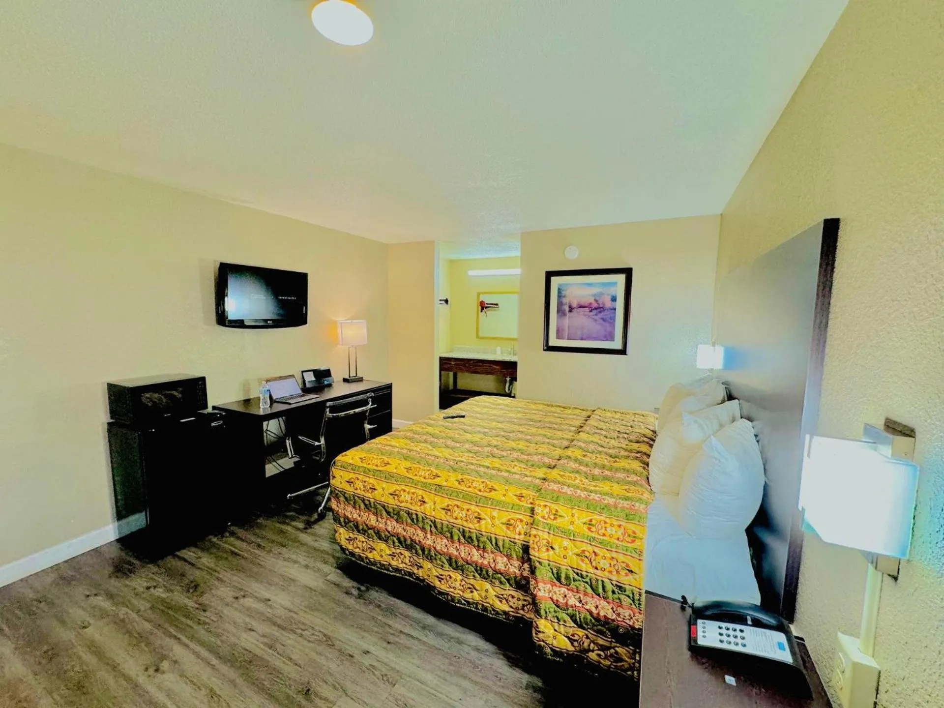 Communal lounge/ TV room, Bed in Rodeway Inn Expo Center