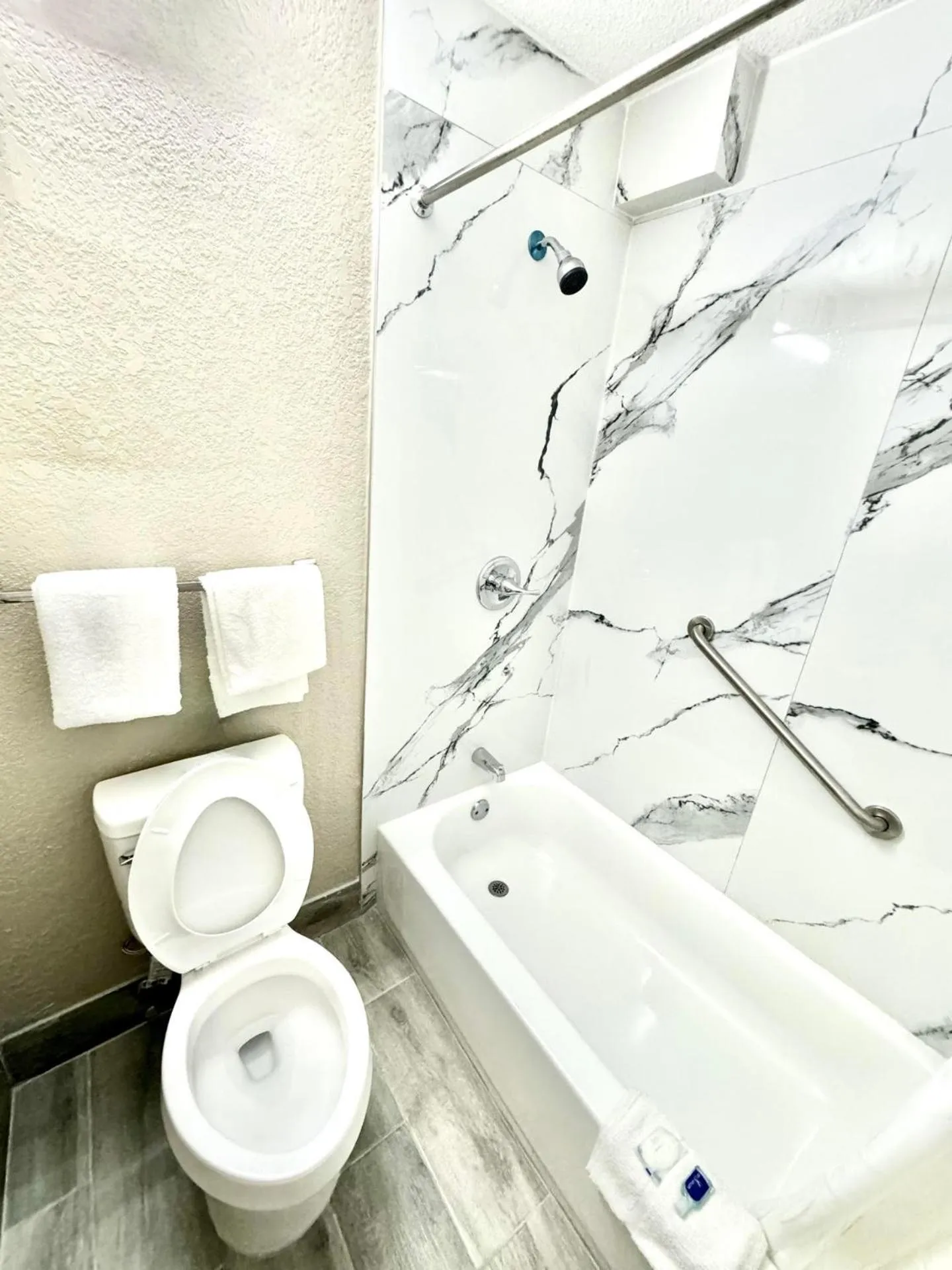 Shower in Rodeway Inn Expo Center