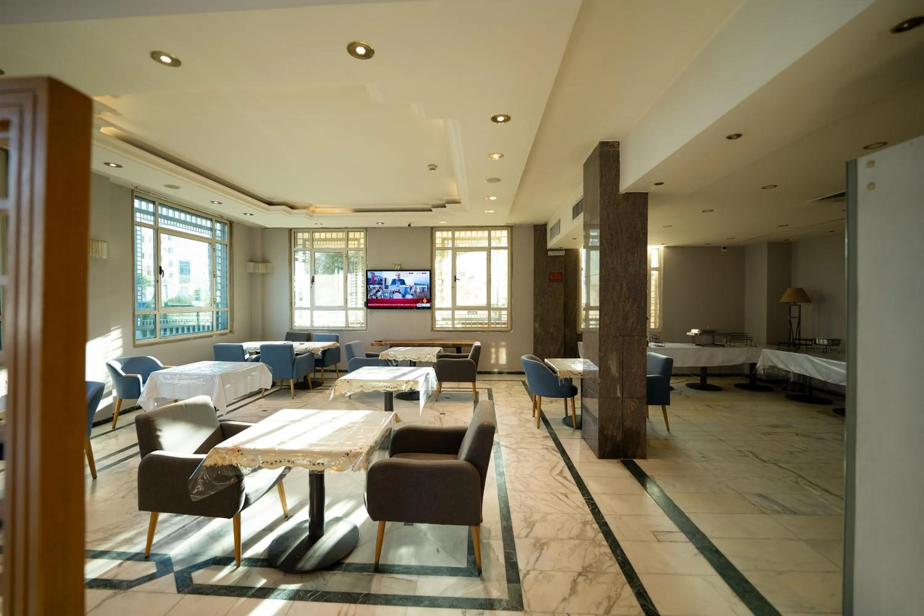 Restaurant/places to eat in Kindi Suite Hotel