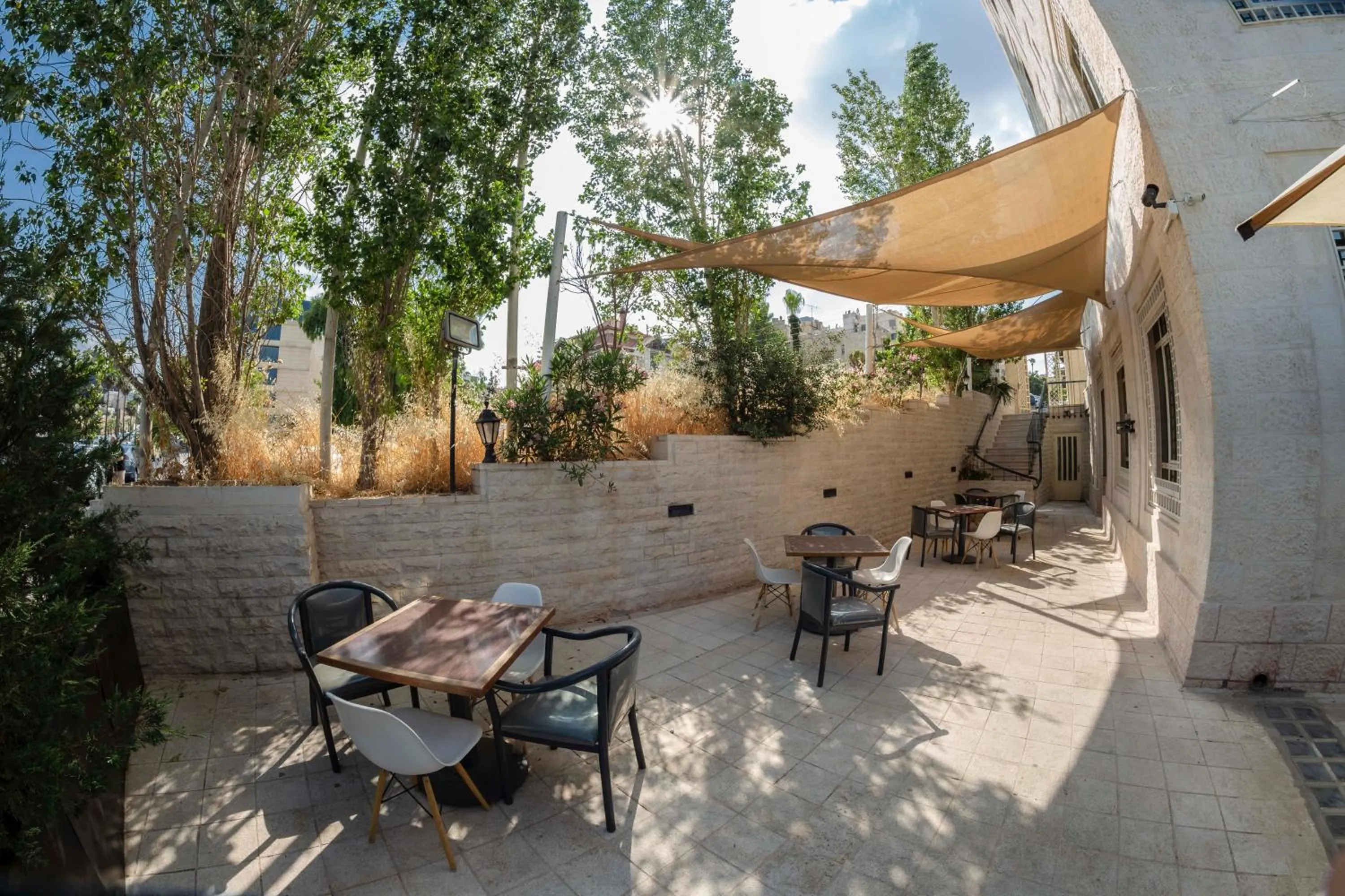 Restaurant/places to eat in Kindi Suite Hotel