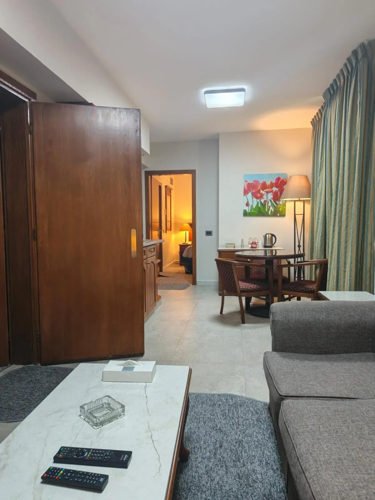 TV and multimedia in Kindi Suite Hotel