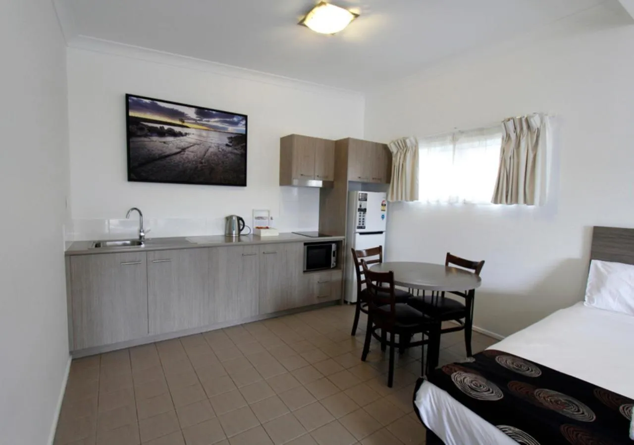 Kitchen or kitchenette, Bed in Takalvan Motel