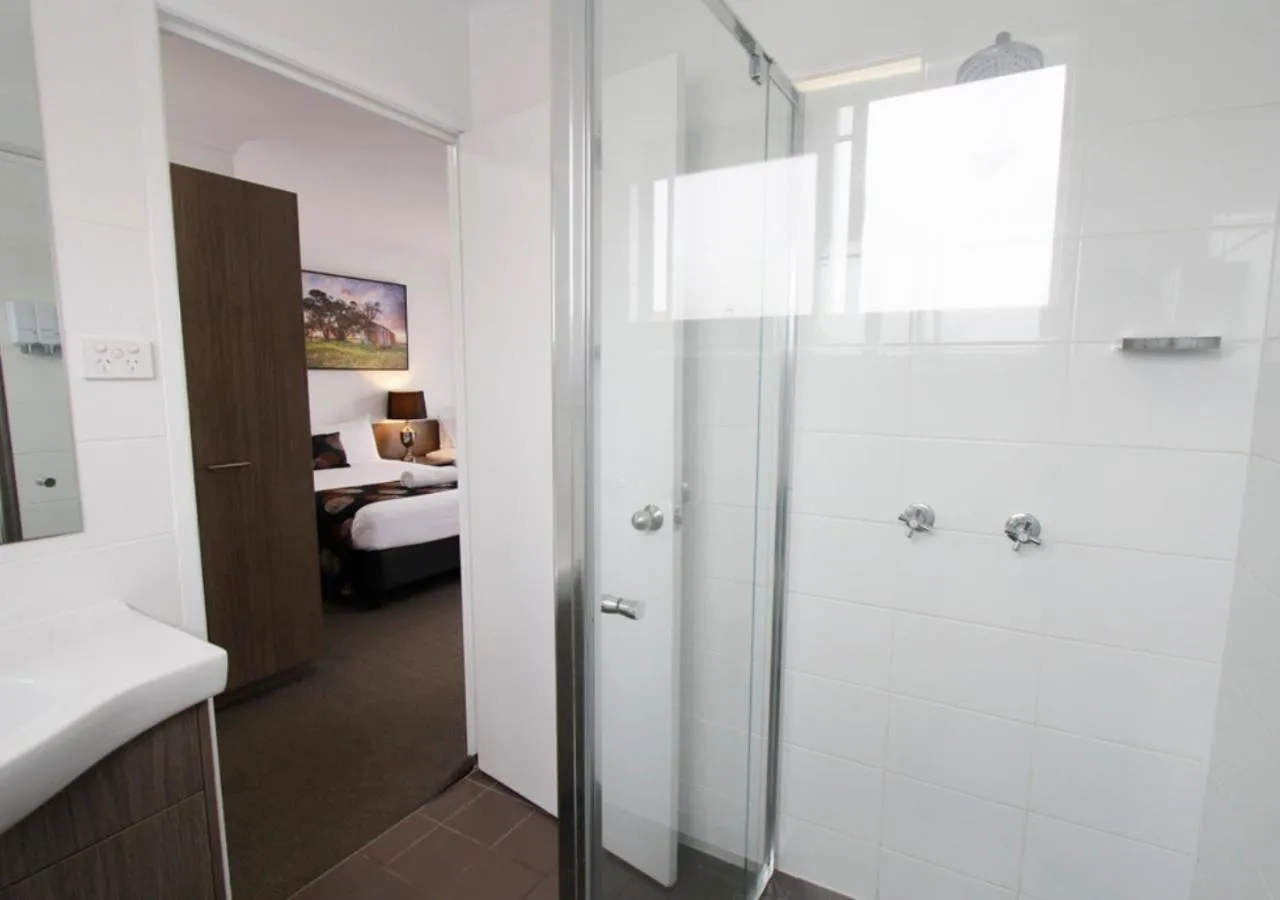 Bathroom, Bed in Takalvan Motel