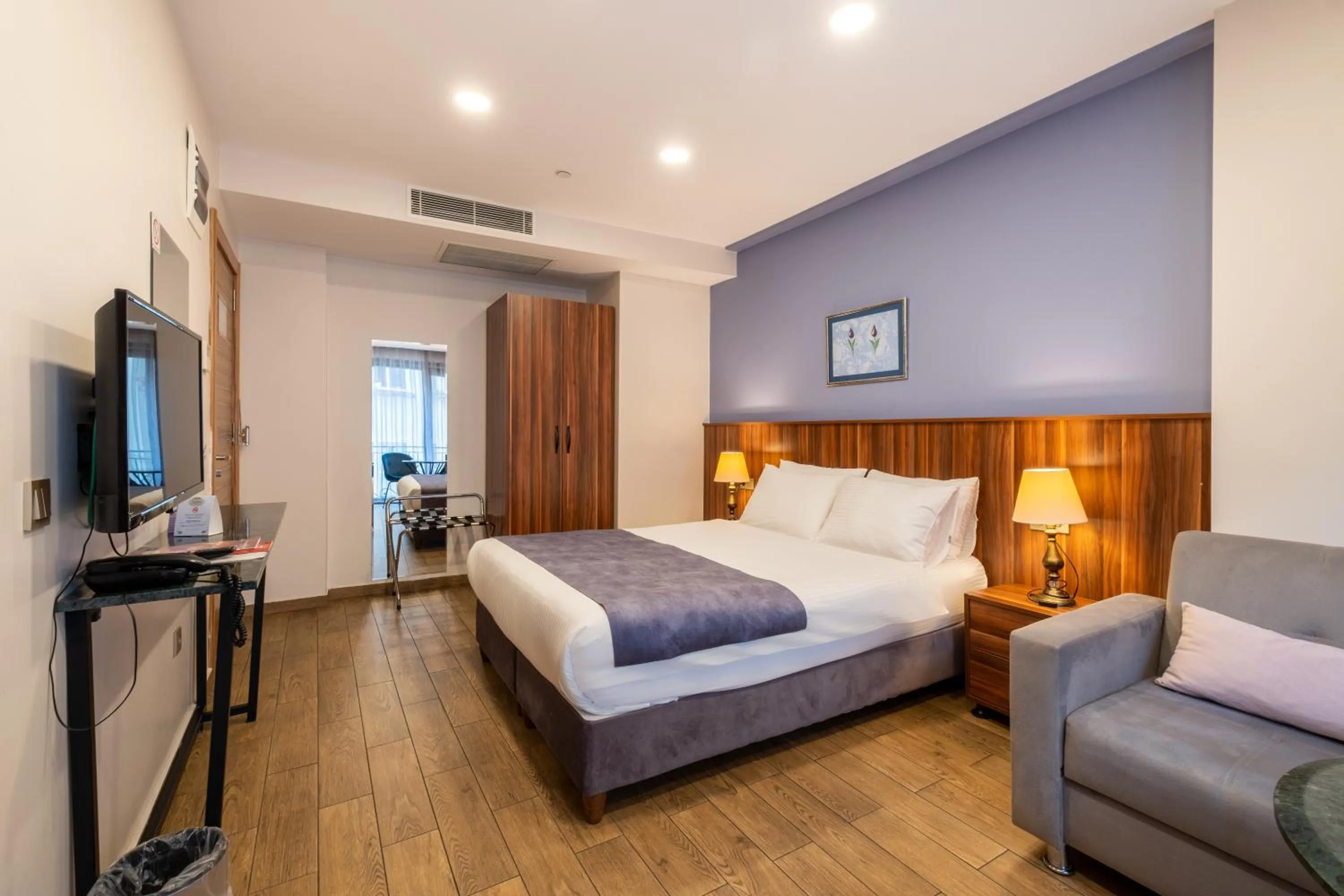 Communal lounge/ TV room, Bed in La Wisteria Boutique Hotel Istanbul