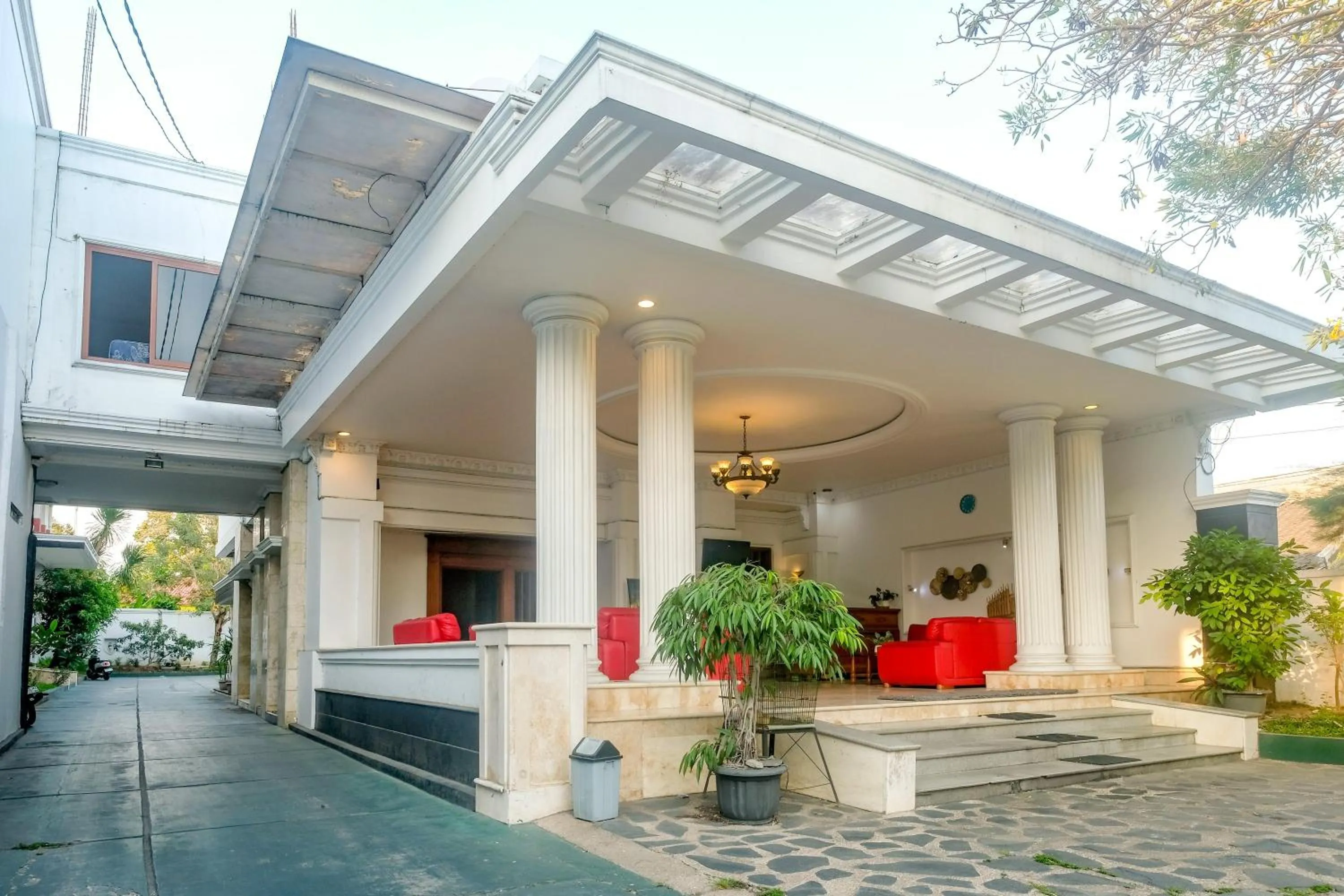 Facade/entrance in Urbanview Omah Pari Boutique Hotel