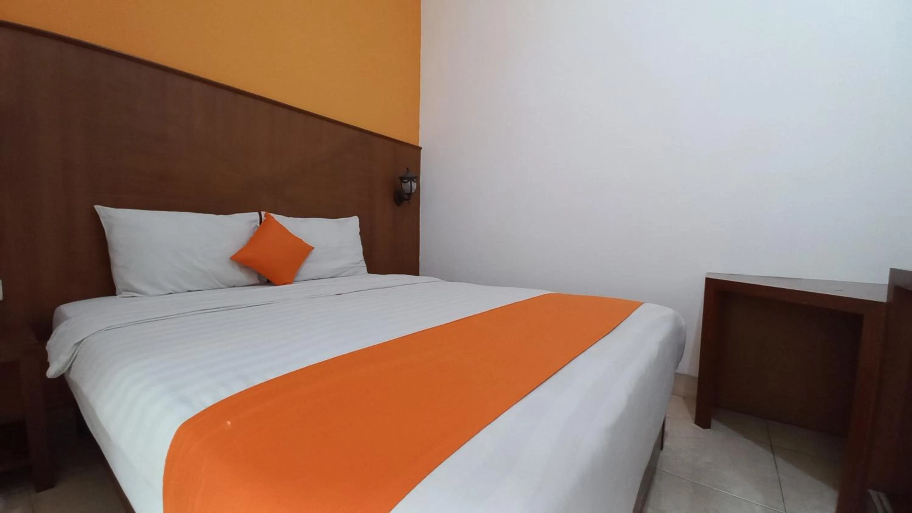 Bedroom, Bed in Hotel Poncowinatan - Tugu