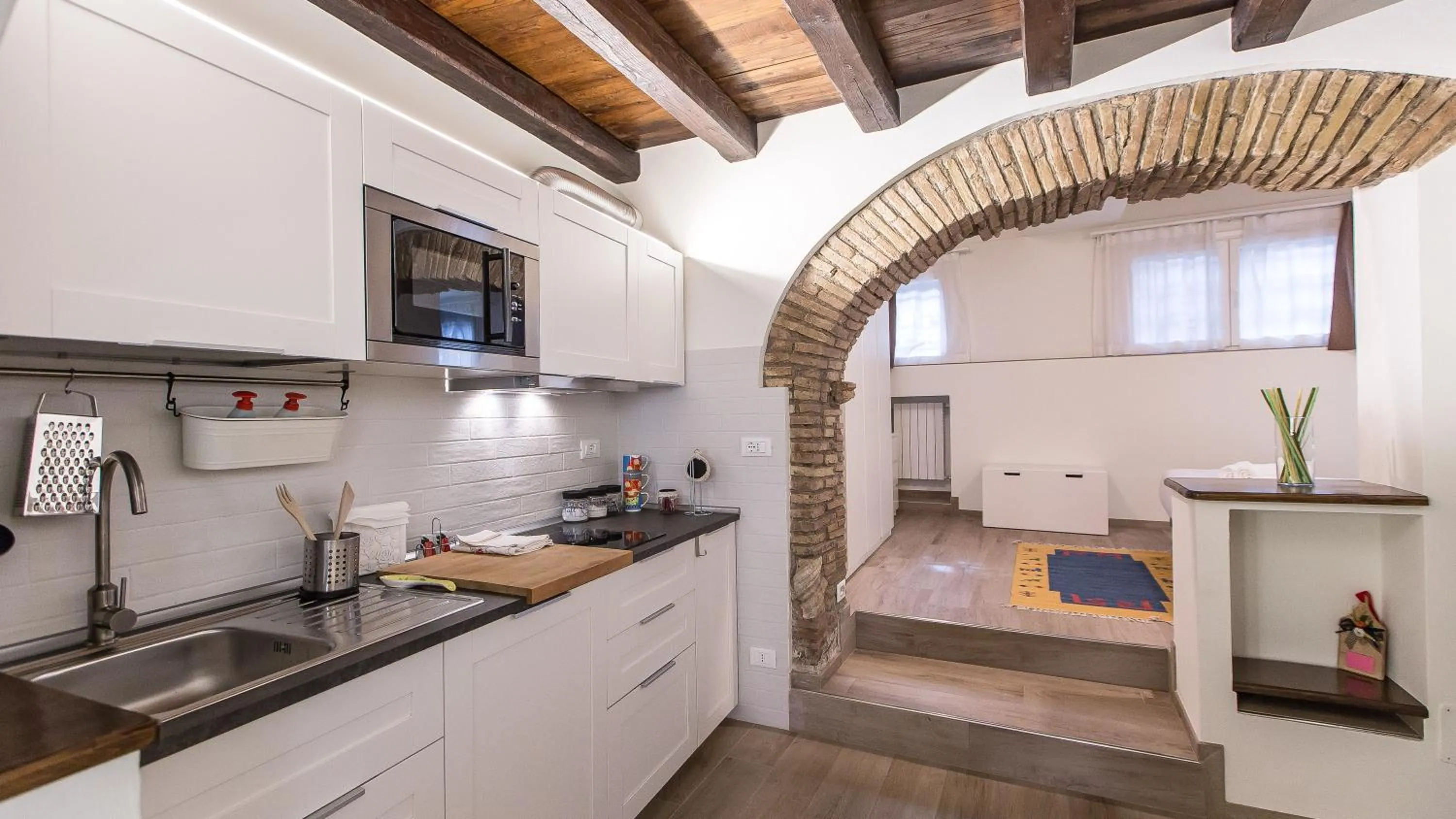 Kitchen or kitchenette in Rental in Rome Trastevere White