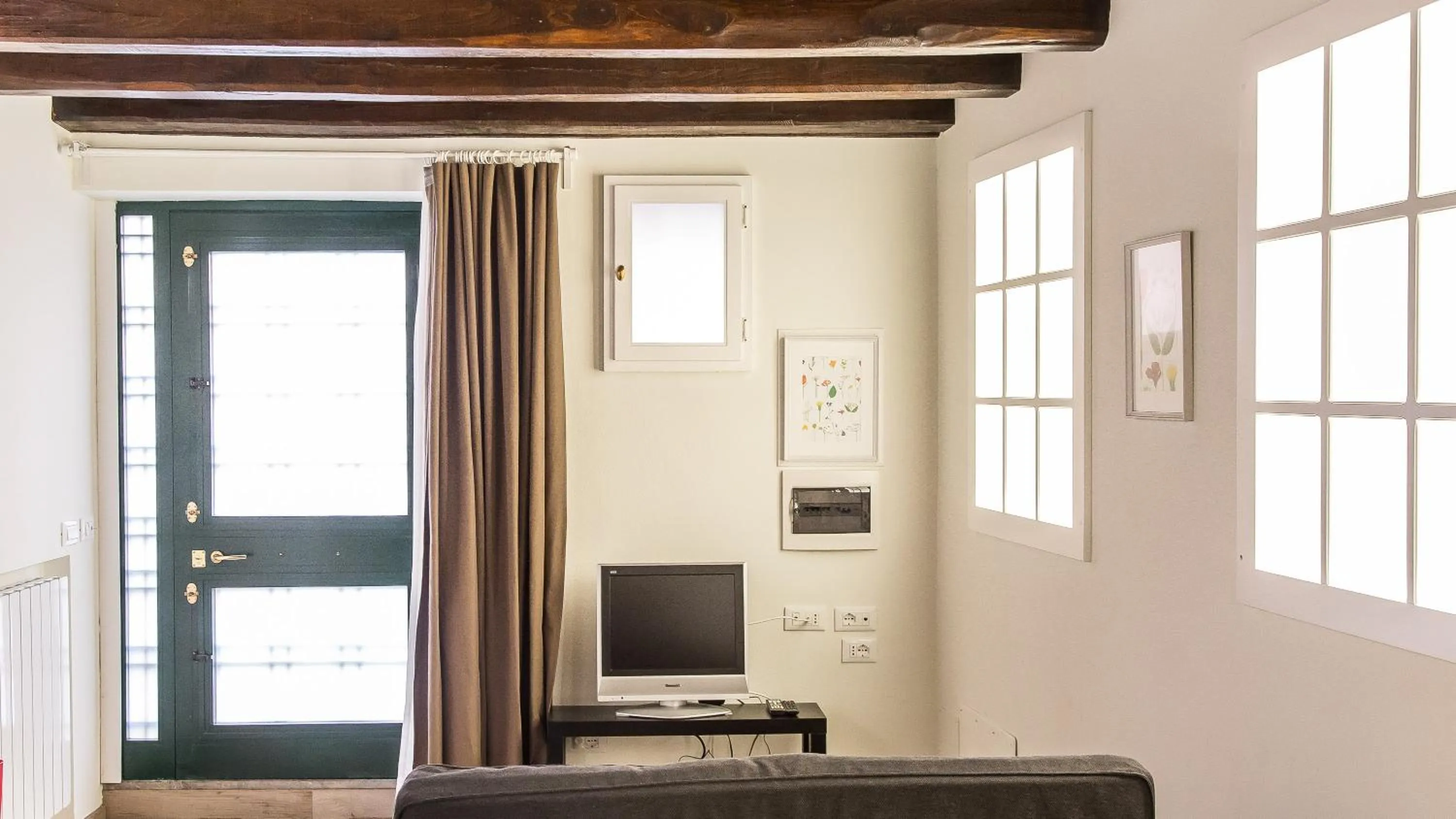 Decorative detail in Rental in Rome Trastevere White