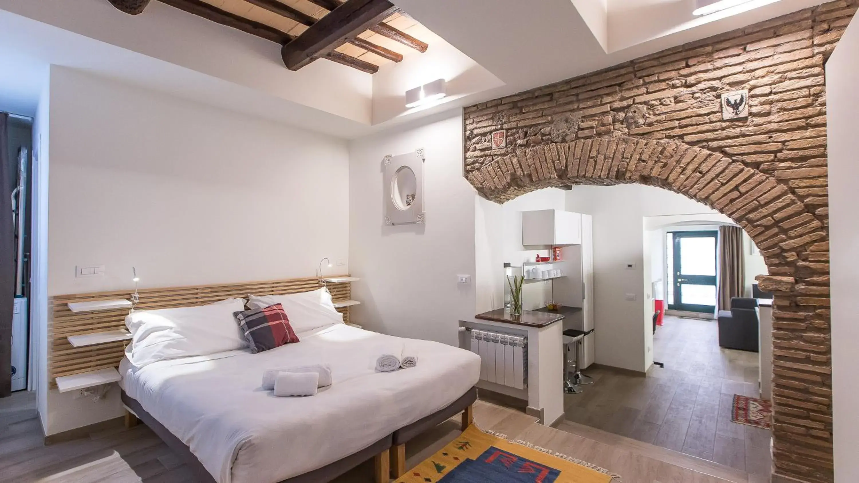 Rental in Rome Trastevere White Rental in Rome Trastevere White