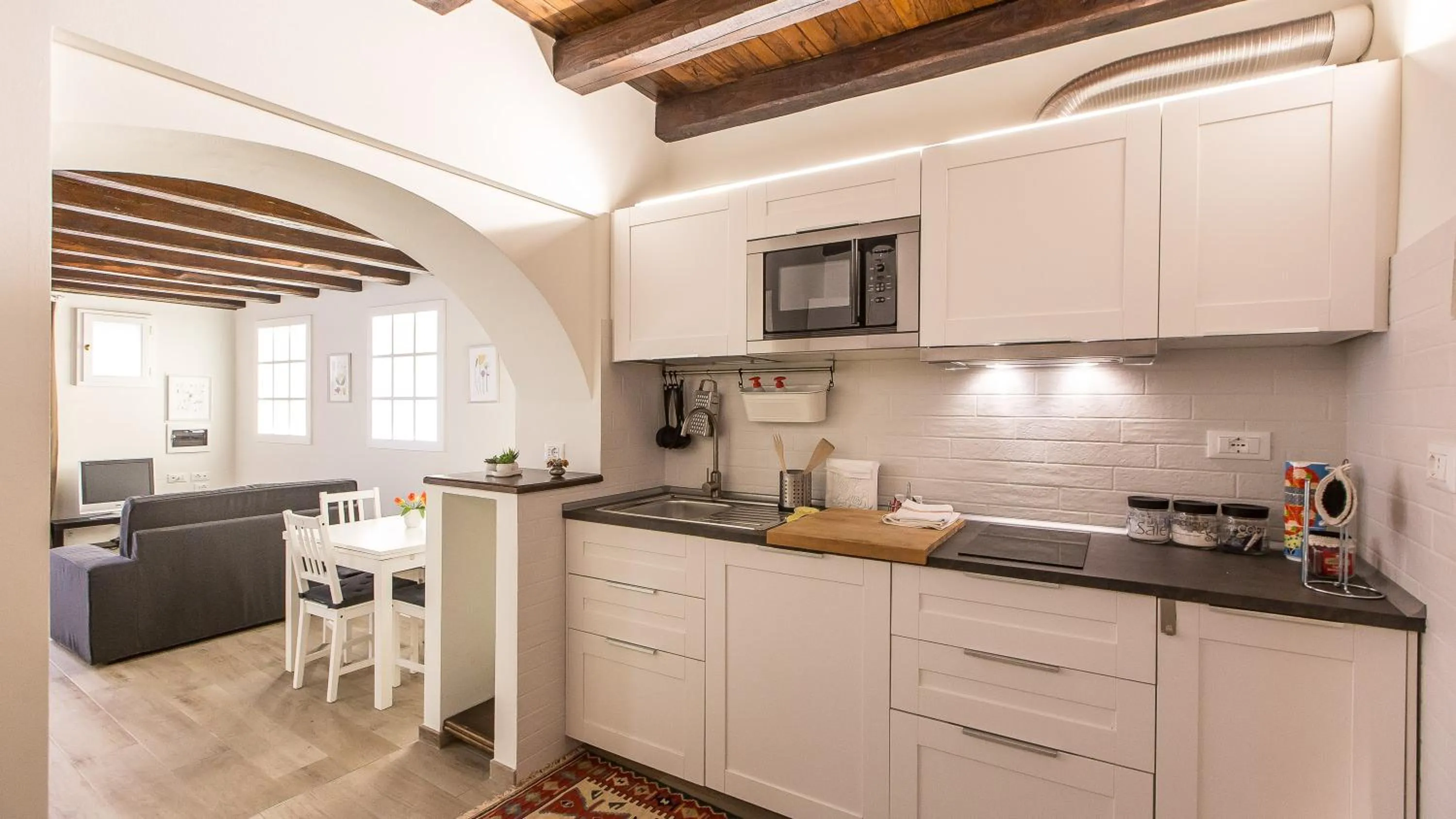 Kitchen or kitchenette in Rental in Rome Trastevere White