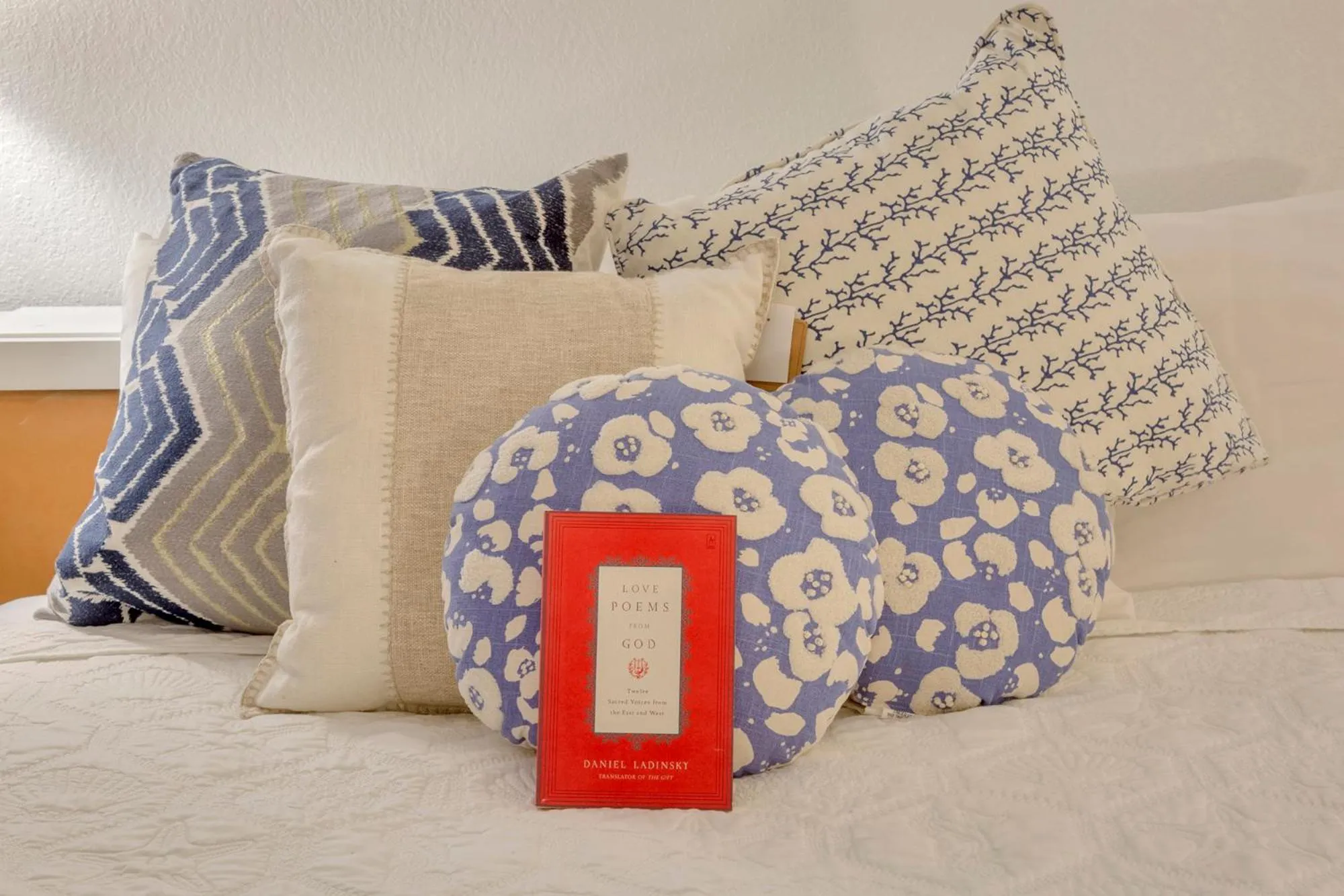 Bed in TAMPA BAY, BEACH step away, WIFI, FREE PARKING,POOLS, JACUZZI