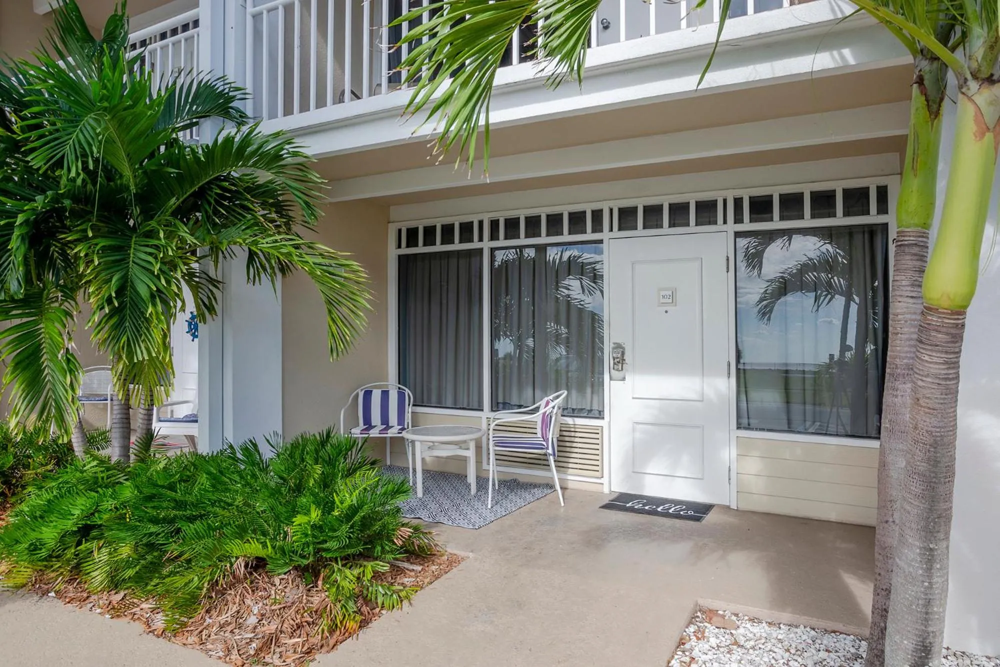 Property building in TAMPA BAY, BEACH step away, WIFI, FREE PARKING,POOLS, JACUZZI