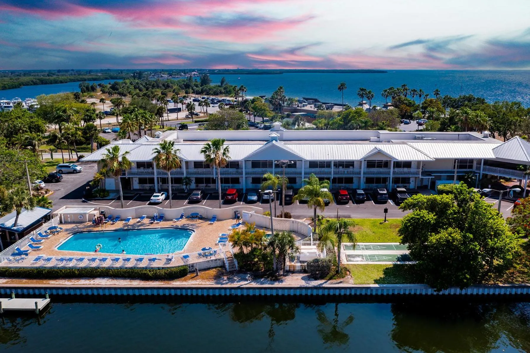 Property building in TAMPA BAY, BEACH step away, WIFI, FREE PARKING,POOLS, JACUZZI