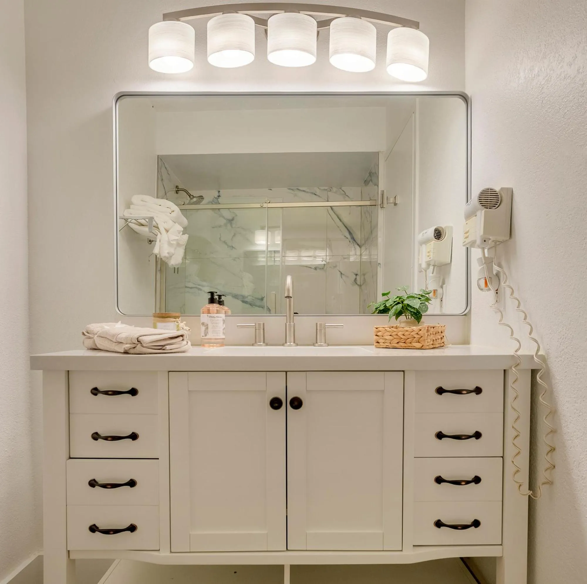 TAMPA BAY, BEACH step away, WIFI, FREE PARKING,POOLS, JACUZZI