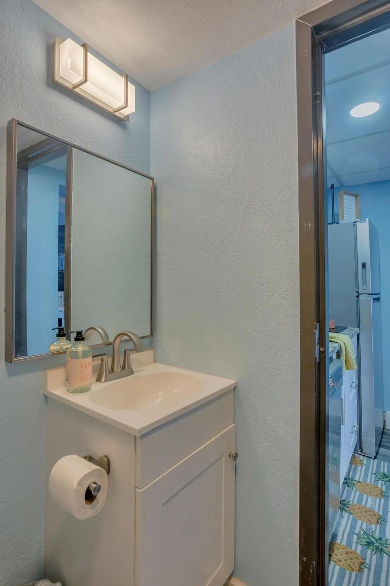 Shower in TAMPA BAY, BEACH step away, WIFI, FREE PARKING,POOLS, JACUZZI