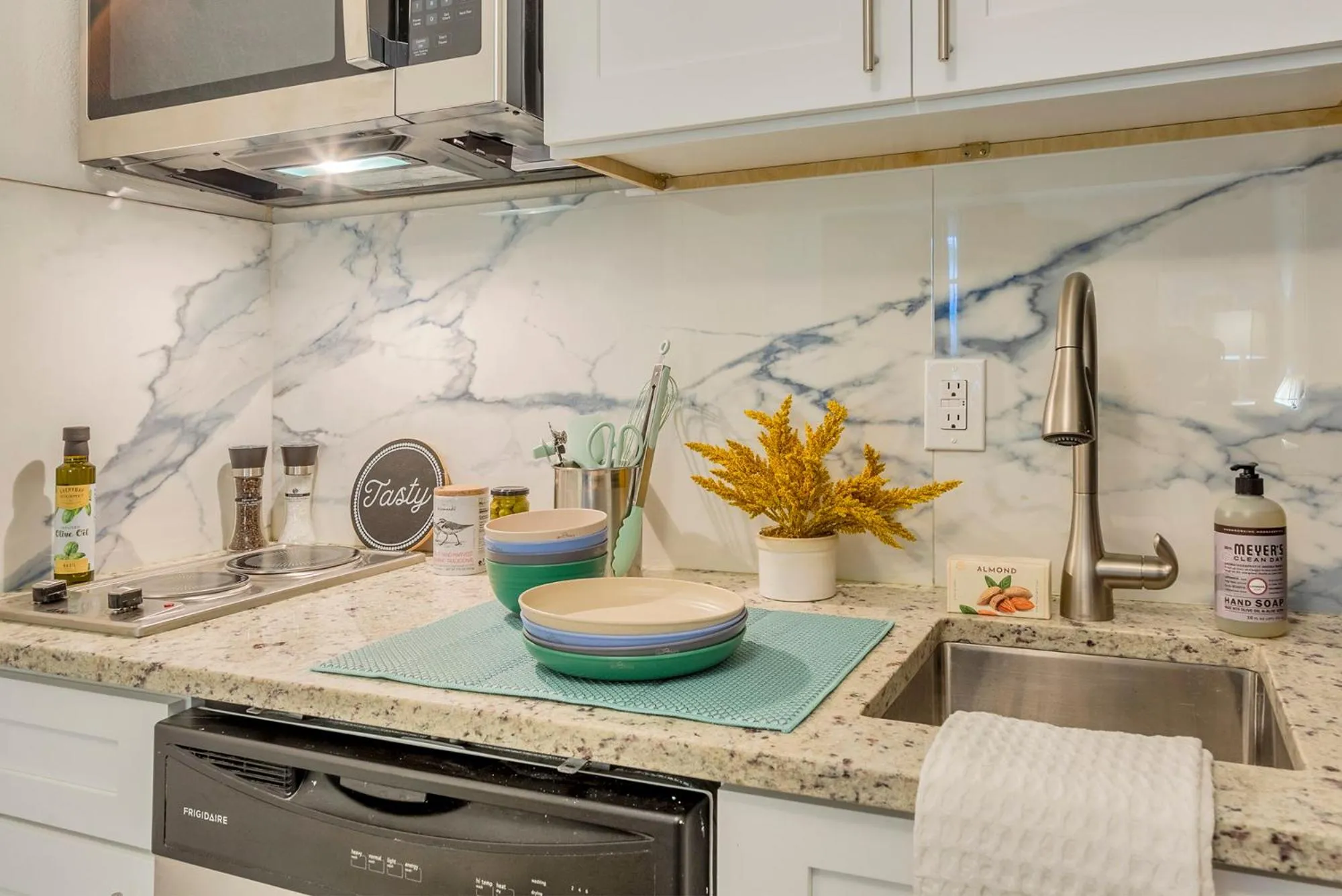 TAMPA BAY, BEACH step away, WIFI, FREE PARKING,POOLS, JACUZZI