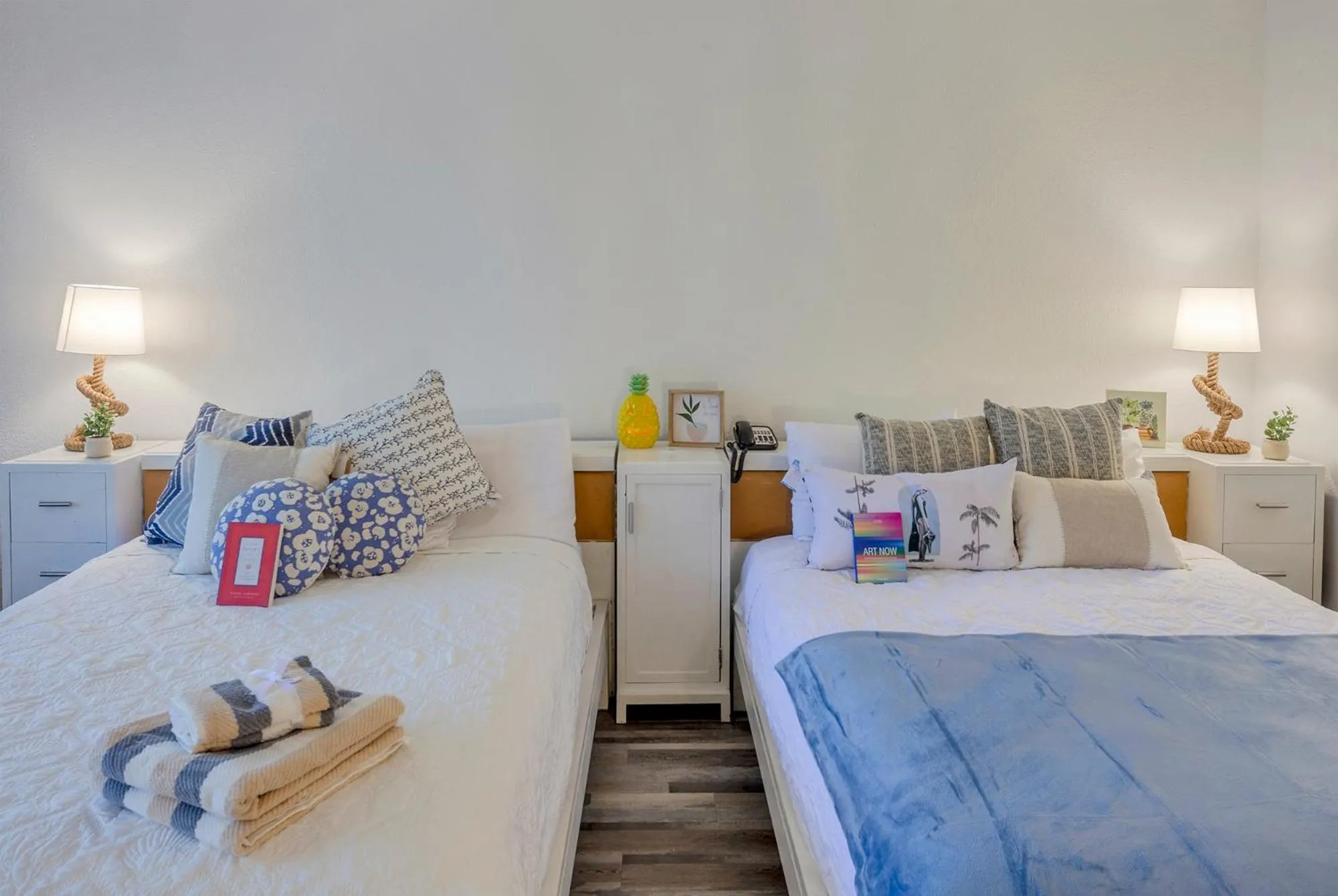 Bed in TAMPA BAY, BEACH step away, WIFI, FREE PARKING,POOLS, JACUZZI