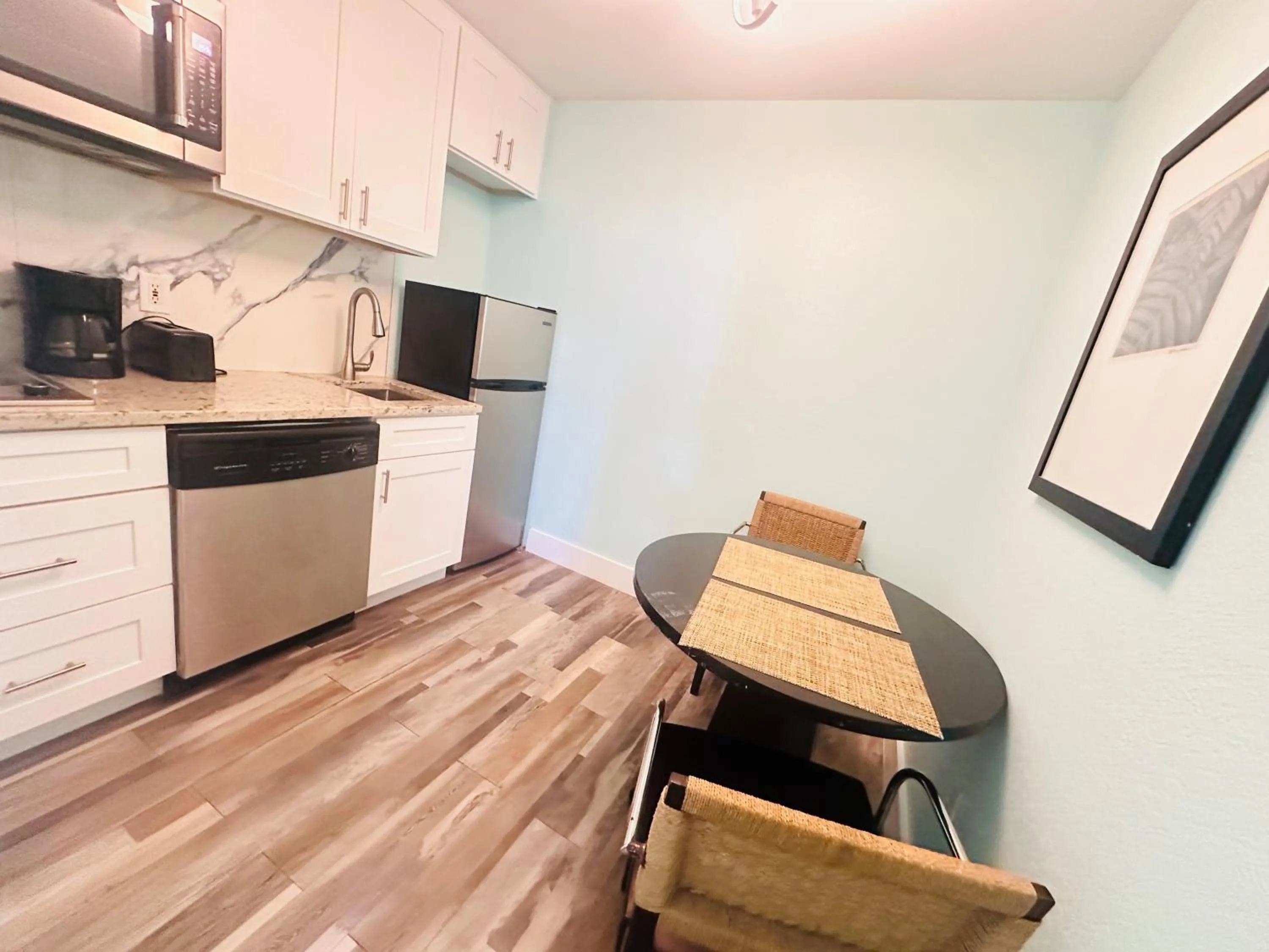 Kitchen or kitchenette in TAMPA BAY, BEACH step away, WIFI, FREE PARKING,POOLS, JACUZZI