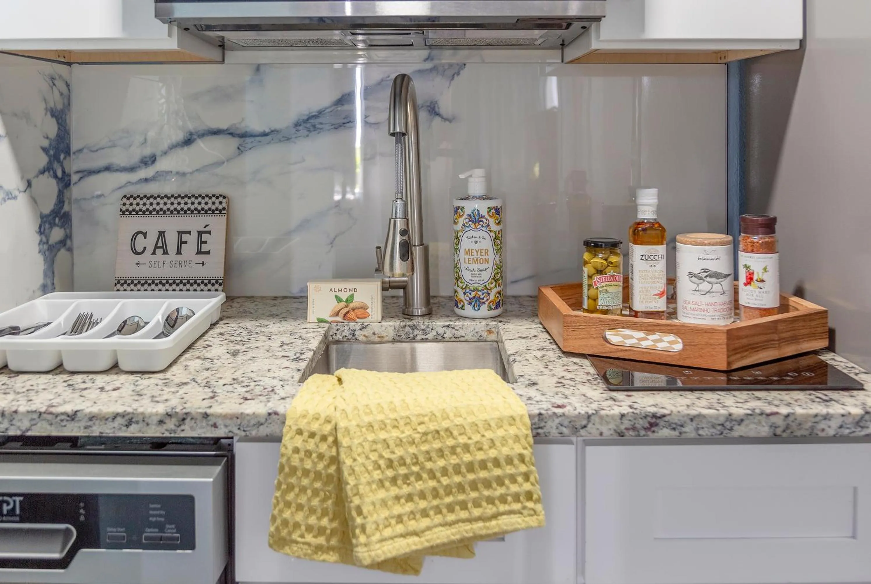 Kitchen or kitchenette in TAMPA BAY, BEACH step away, WIFI, FREE PARKING,POOLS, JACUZZI