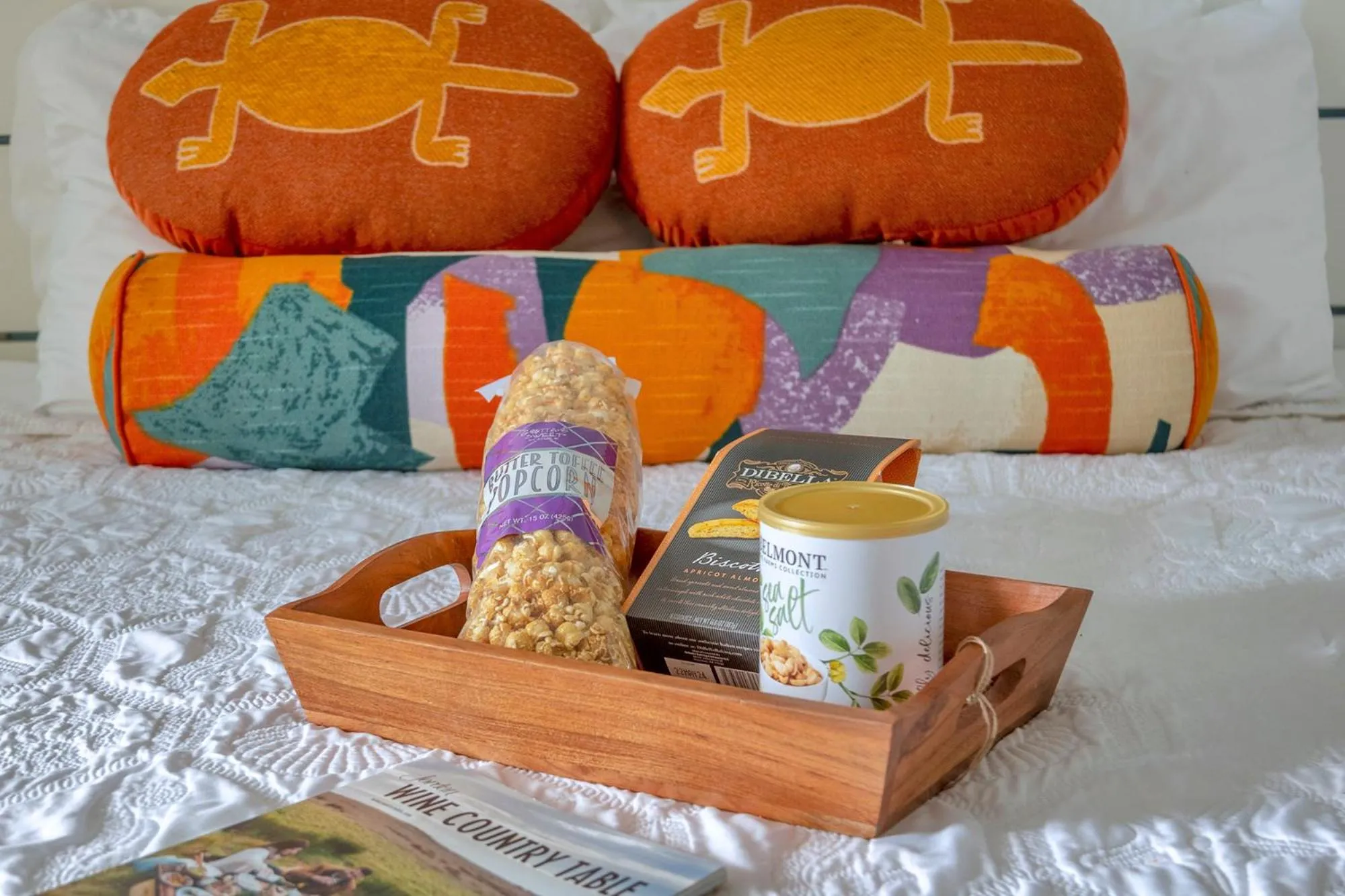 Bed in TAMPA BAY, BEACH step away, WIFI, FREE PARKING,POOLS, JACUZZI