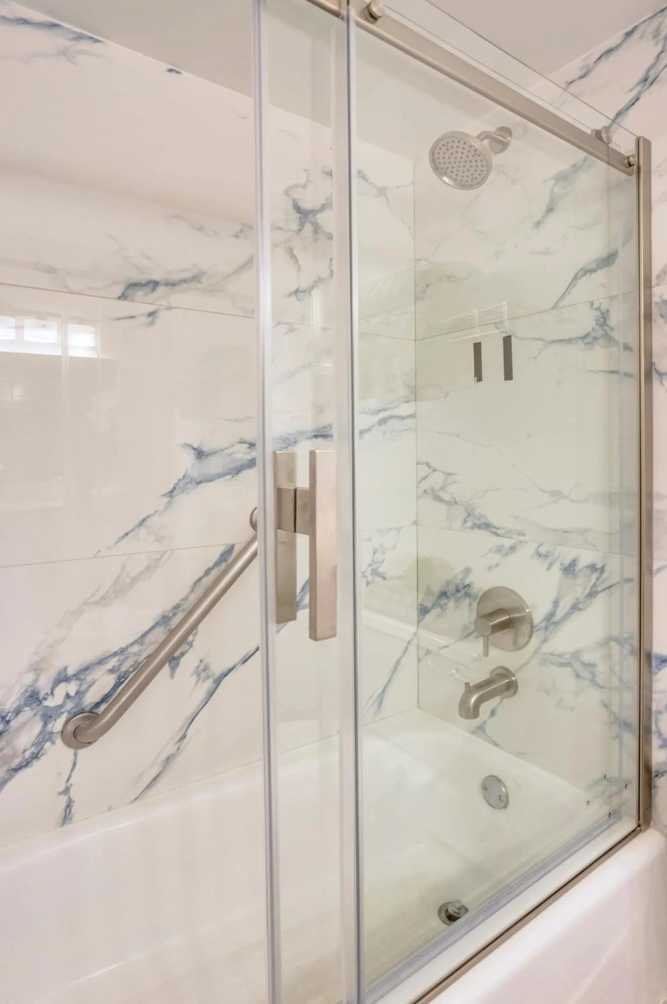 TAMPA BAY, BEACH step away, WIFI, FREE PARKING,POOLS, JACUZZI