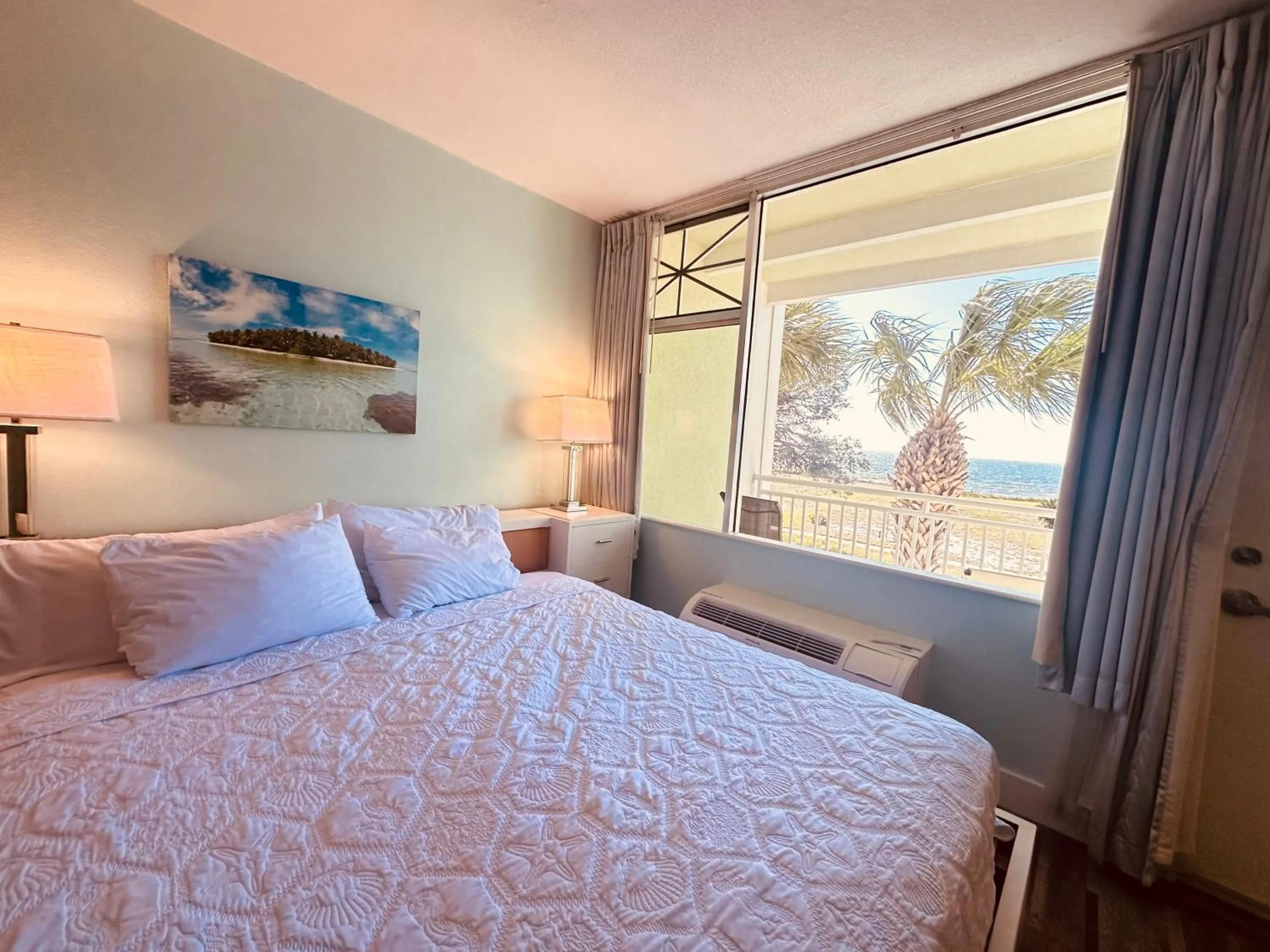 Bed in TAMPA BAY, BEACH step away, WIFI, FREE PARKING,POOLS, JACUZZI