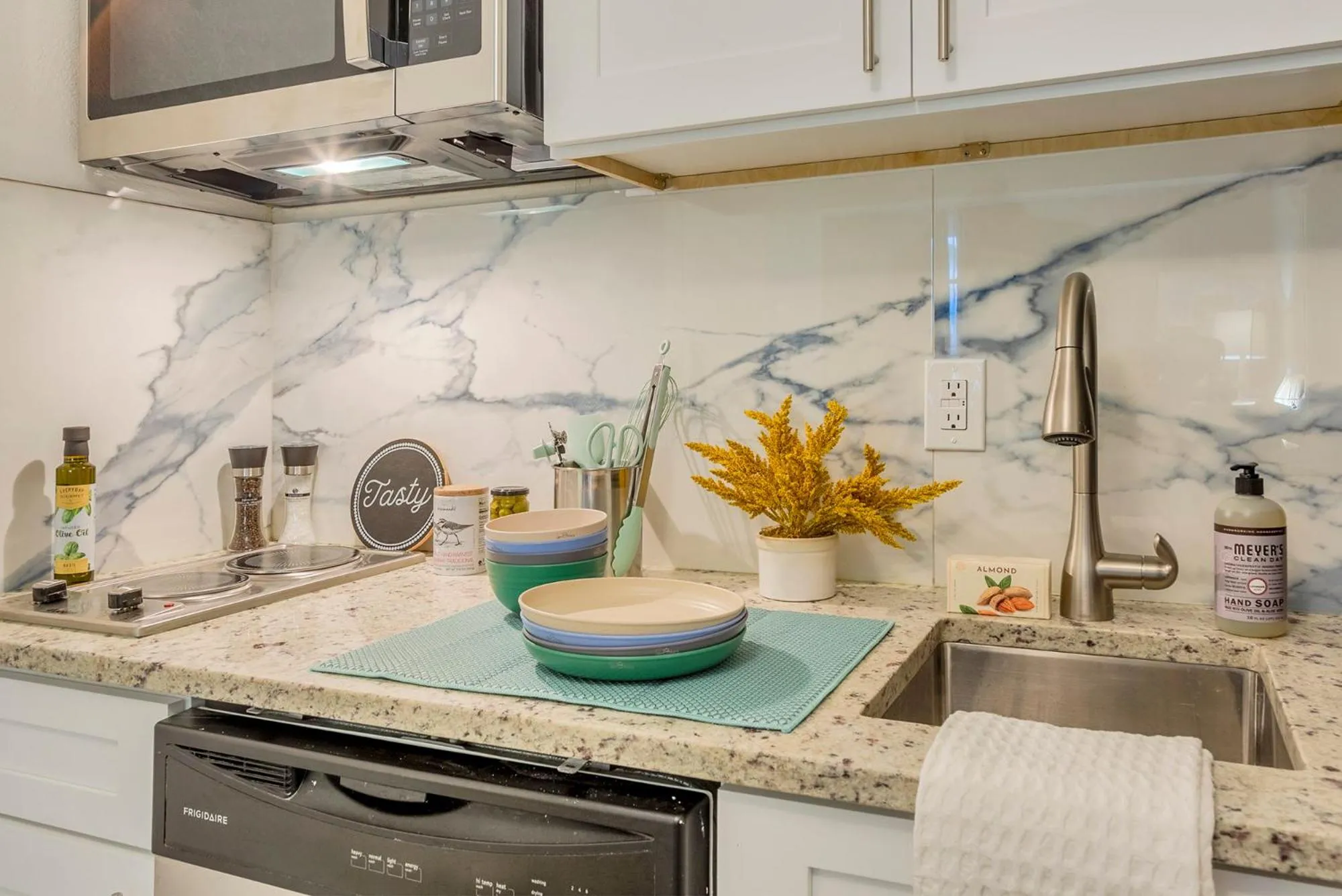 Kitchen or kitchenette in TAMPA BAY, BEACH step away, WIFI, FREE PARKING,POOLS, JACUZZI