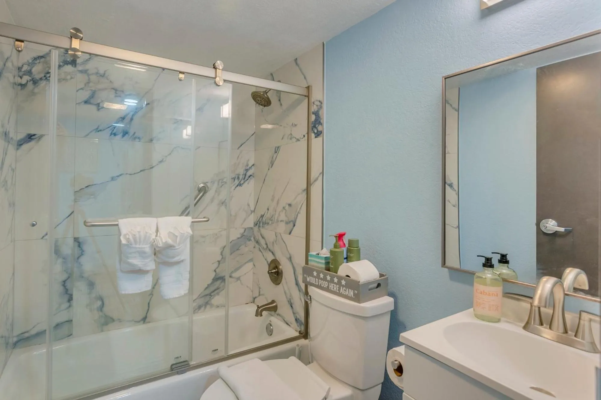 Shower in TAMPA BAY, BEACH step away, WIFI, FREE PARKING,POOLS, JACUZZI