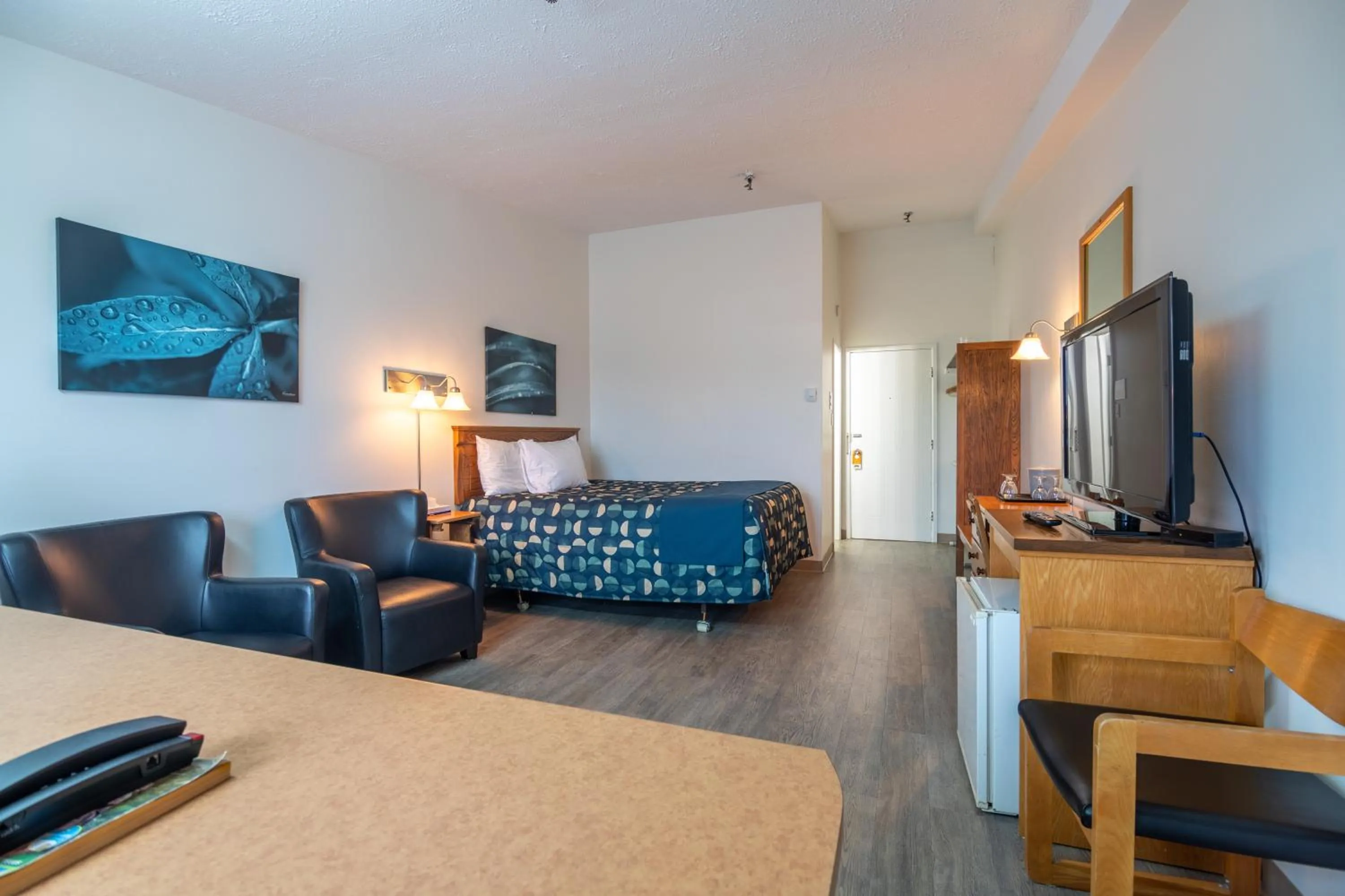 Bedroom, Bed in Hôtel Les Mouettes