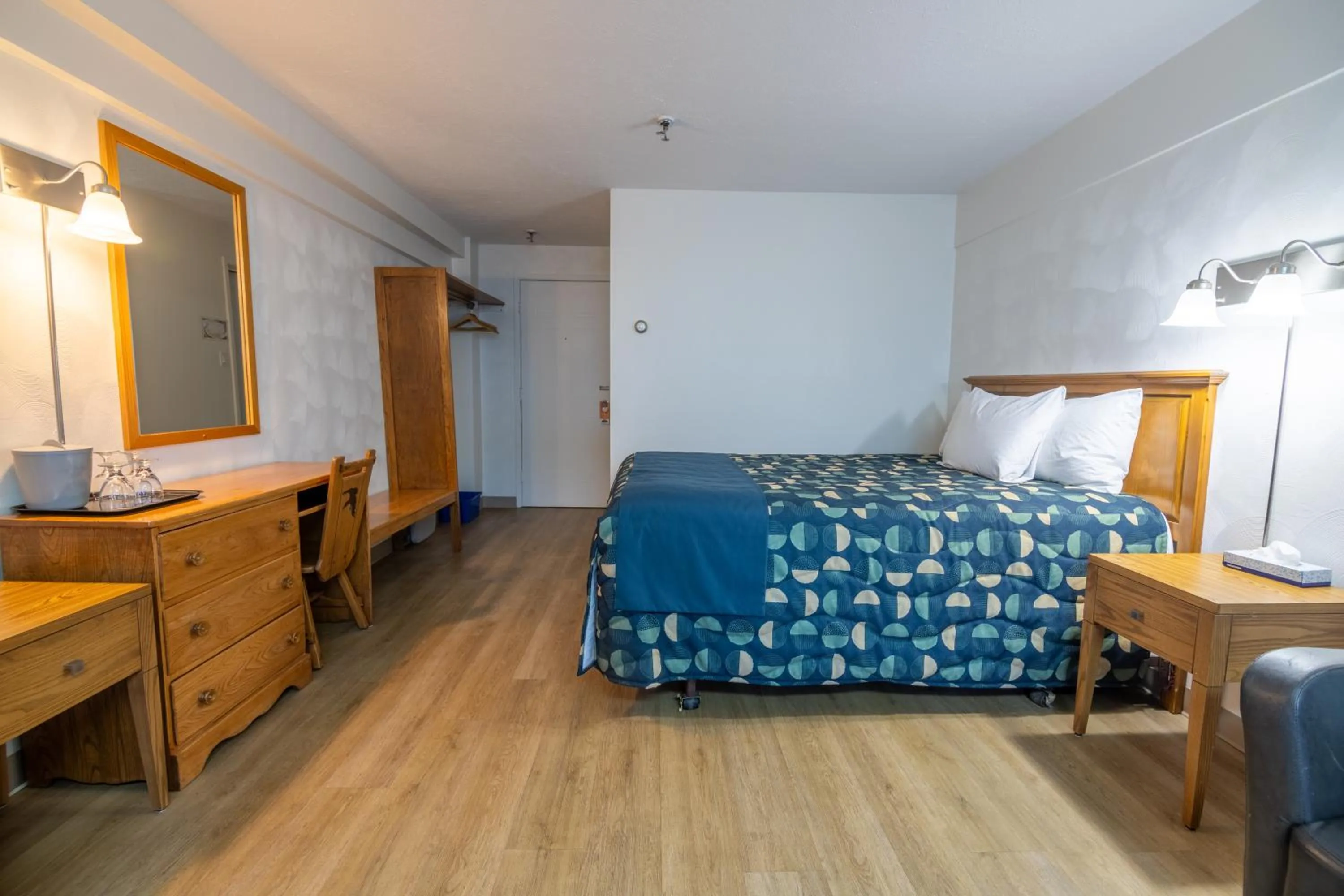 Bedroom, Bed in Hôtel Les Mouettes