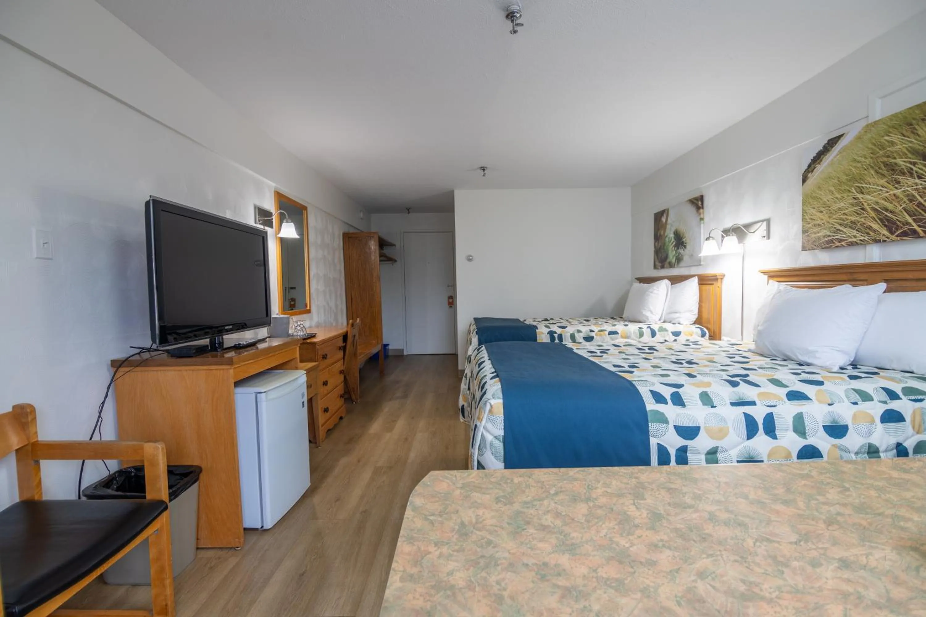 Bedroom, Bed in Hôtel Les Mouettes