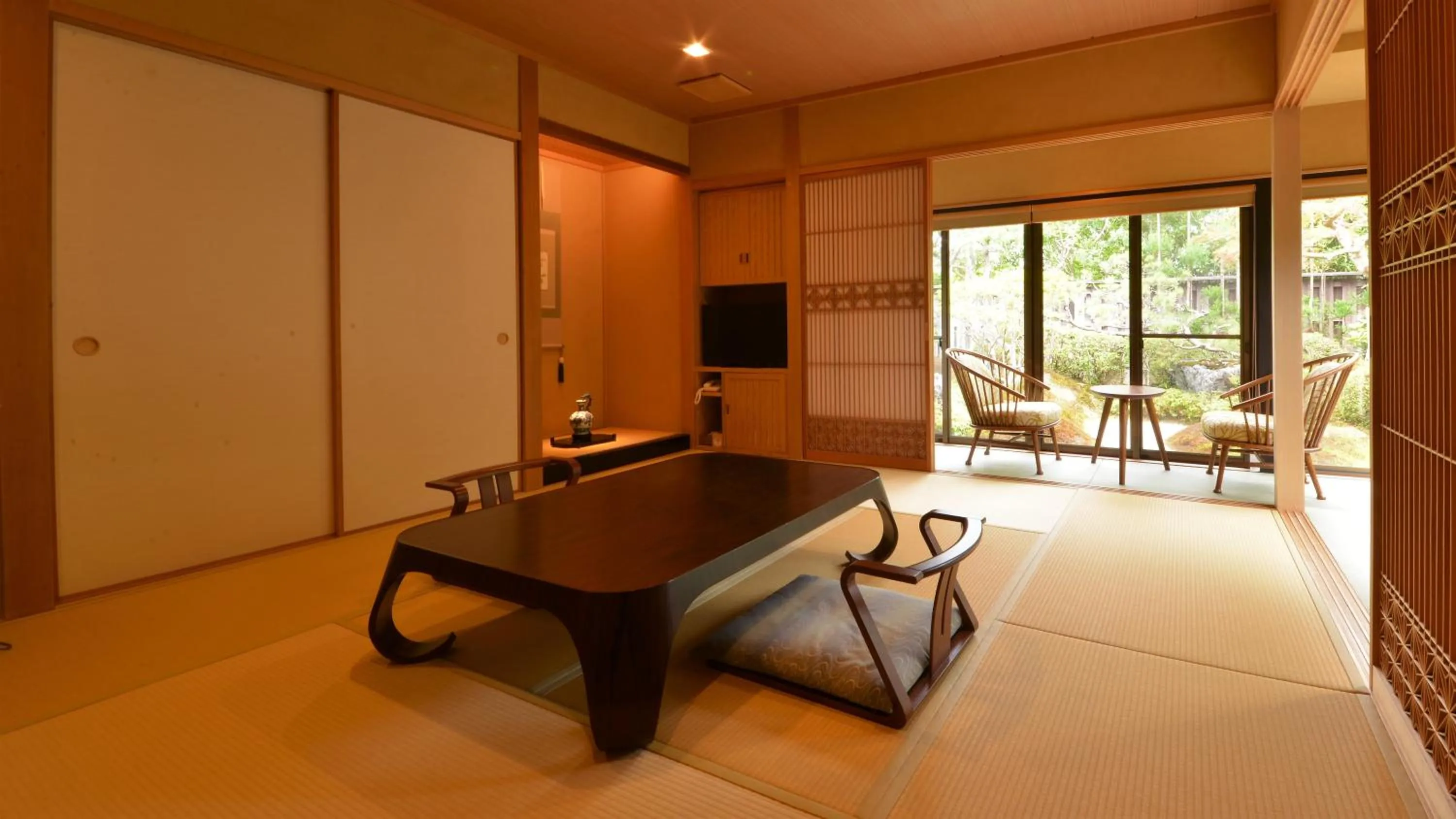 Living room, Bed in Japanese Ryokan Seryo