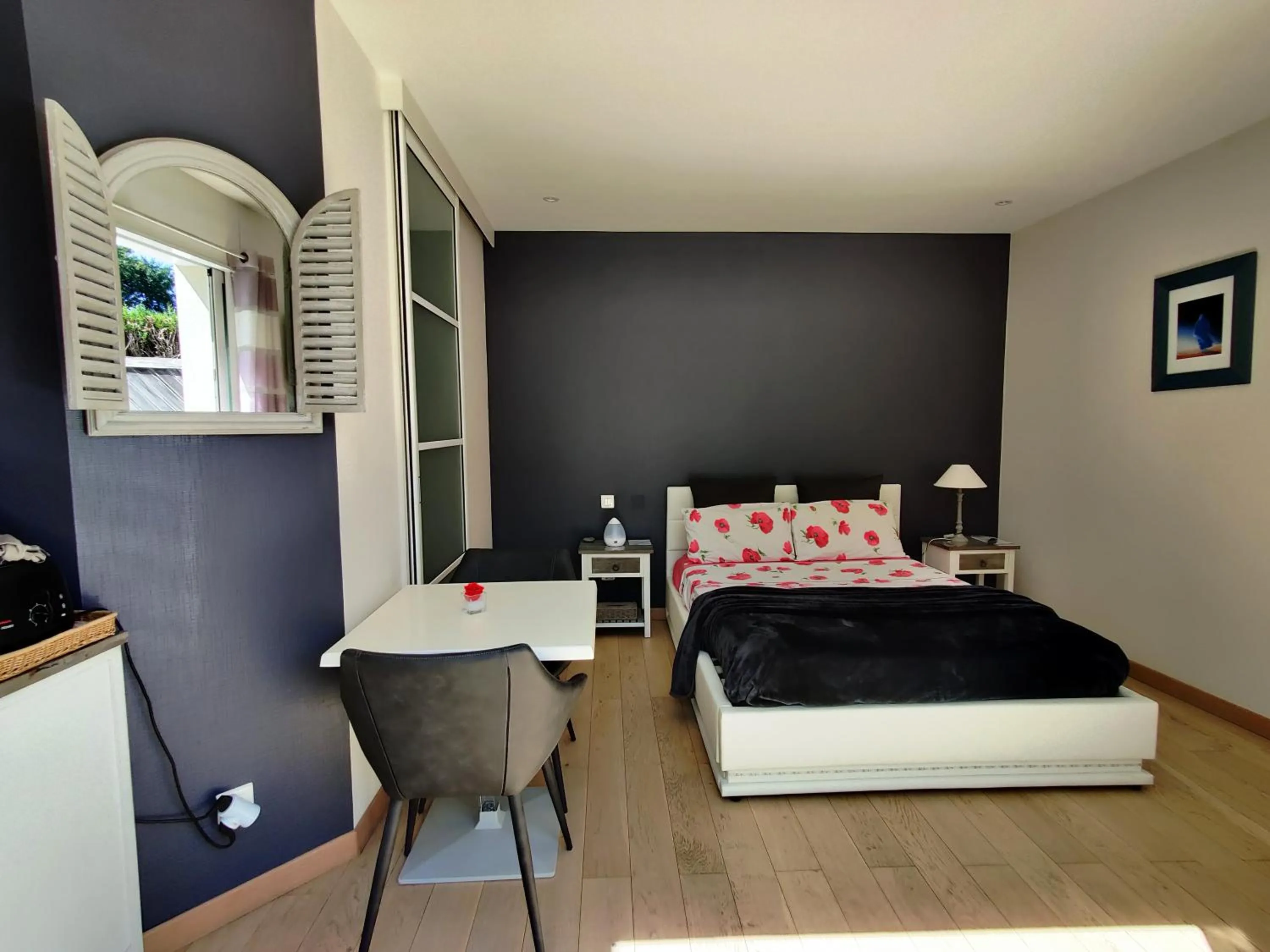 Photo of the whole room, Bed in Chez Victoria Nantes Erdre