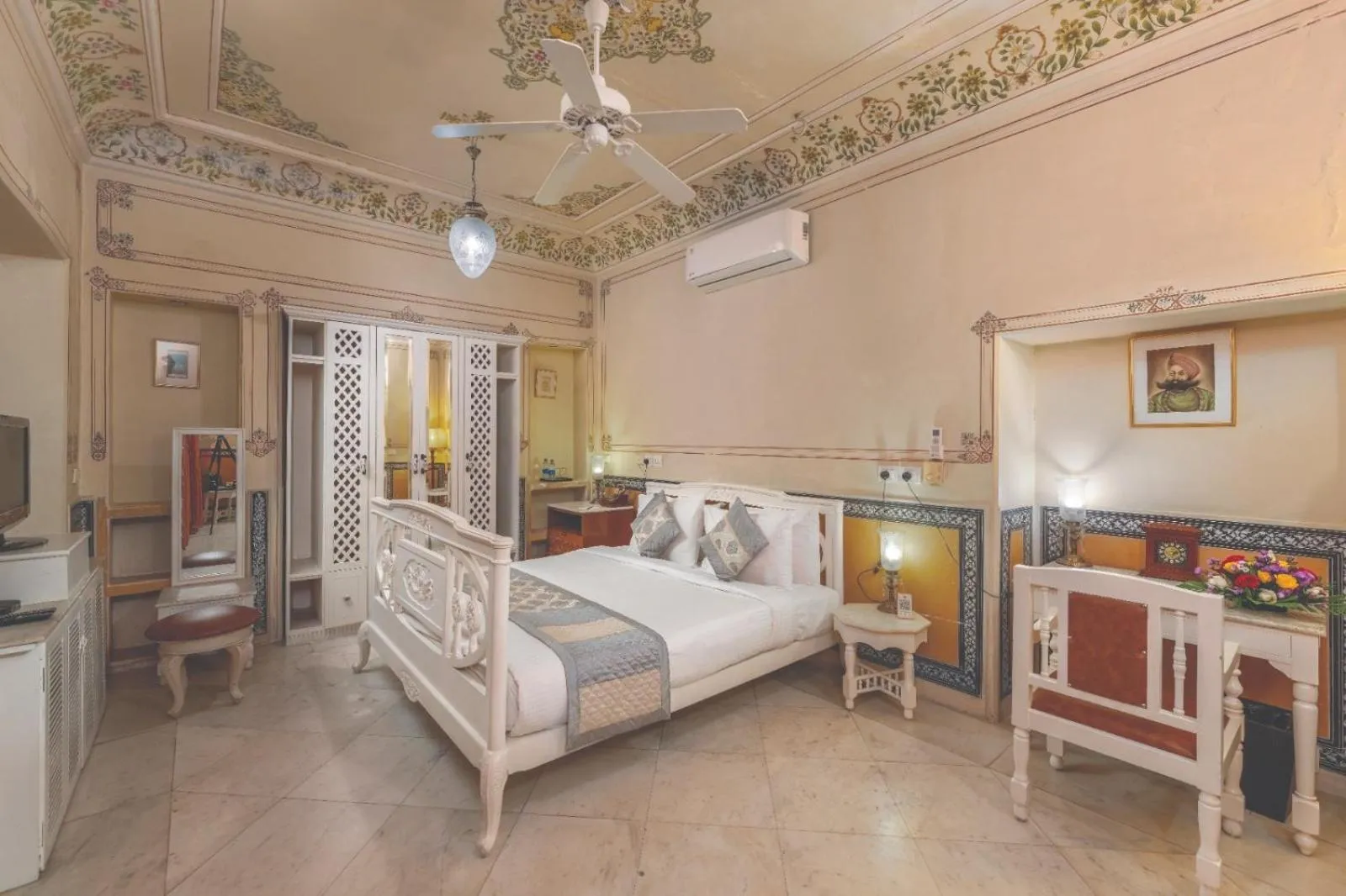 Bedroom, Bed in Chomu Palace Jaipur - A Heritage Hotel
