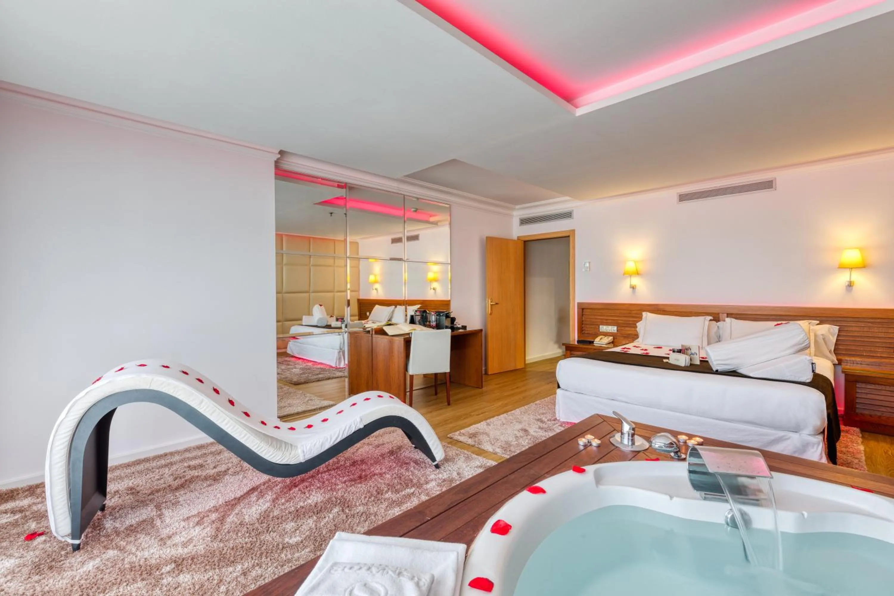 Photo of the whole room in Senator Marbella