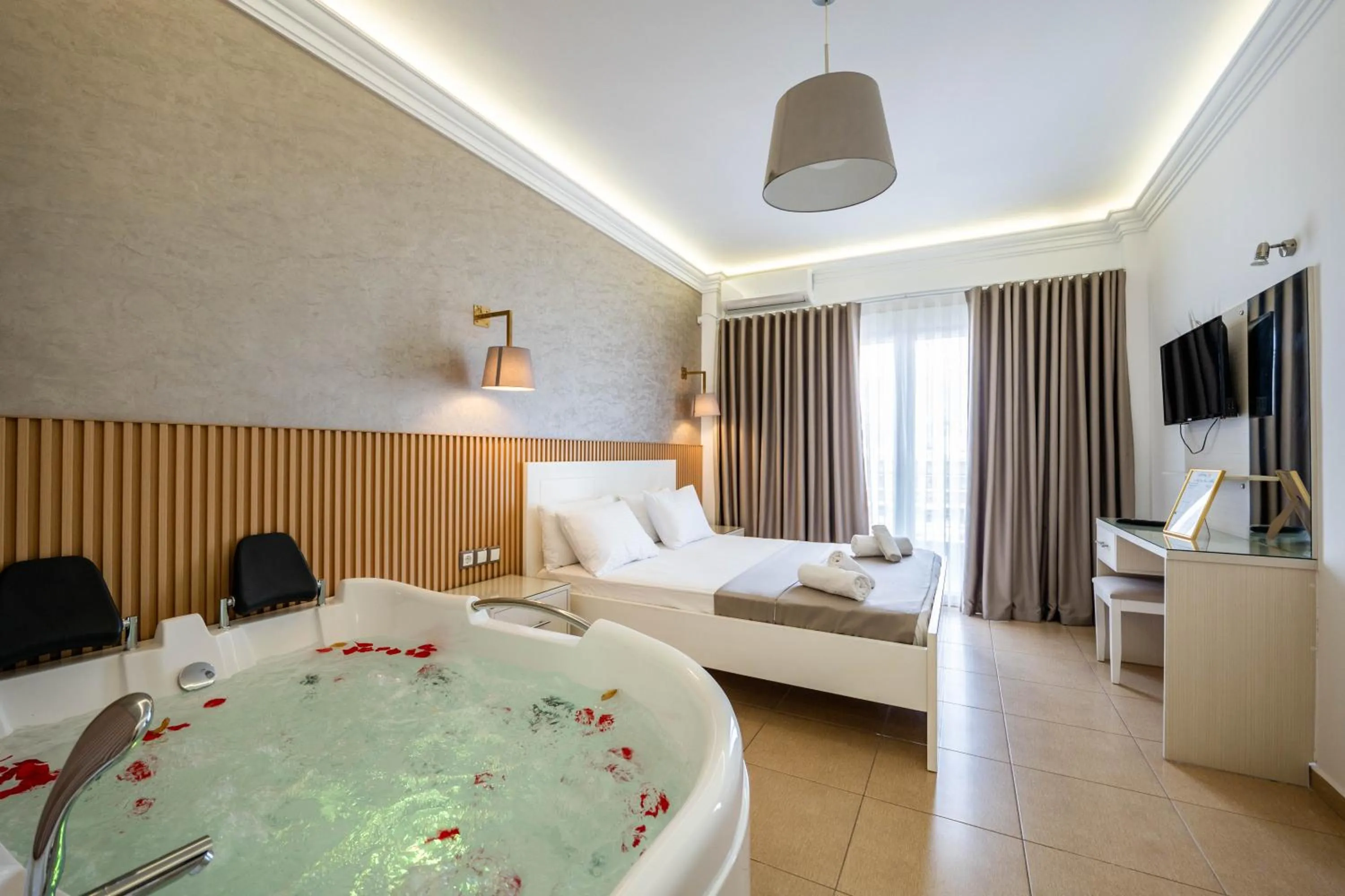 Hot Tub, Bed in Hotel Mira Mare